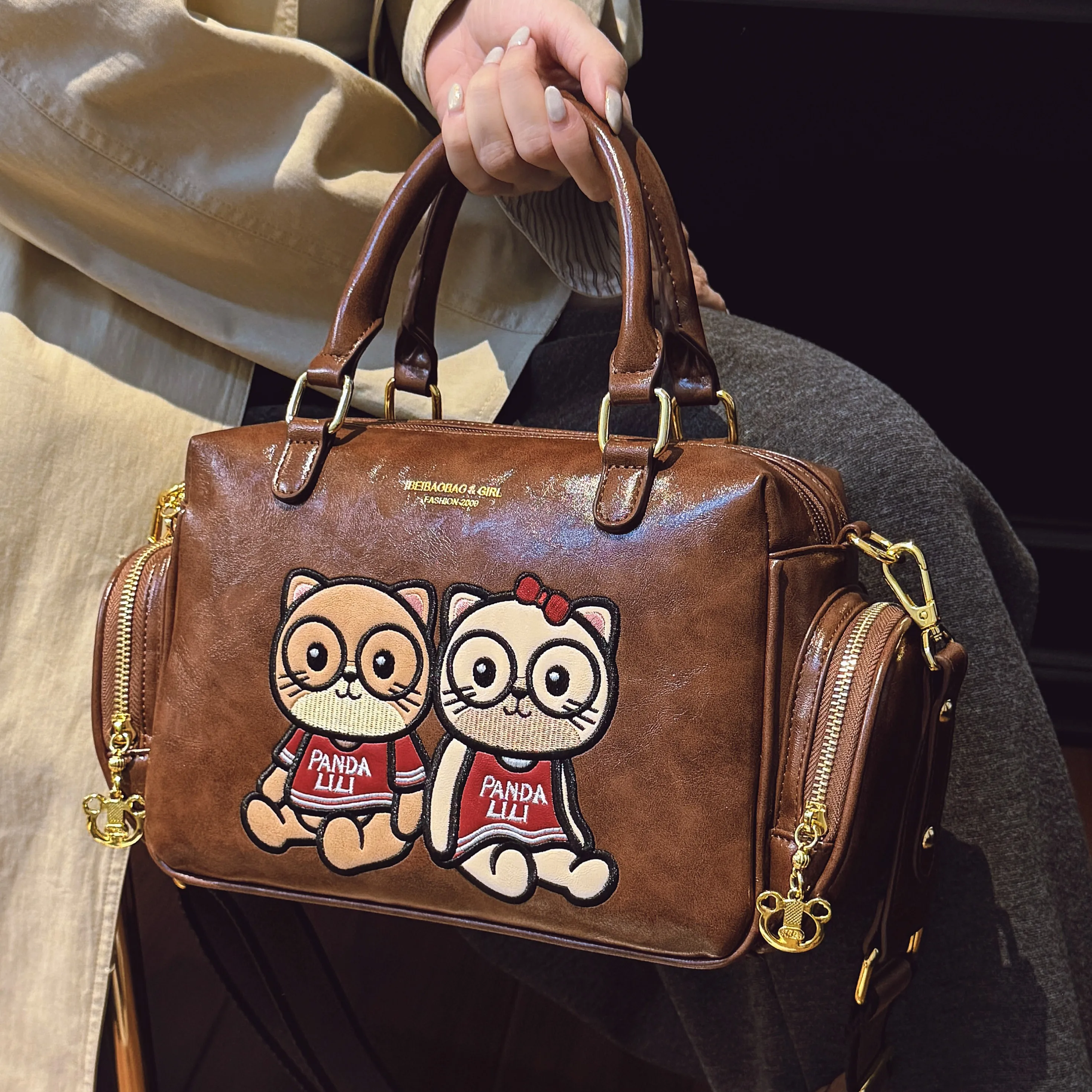 BeiBaoBao Large Capacity Boston Bag Fashionable 2026 Handbag with Adjustable Strap Versatile Shoulder Bag for All Seasons Purse
BeiBaoBao Large Capacity Boston Bag Fashionable 2026 Handbag with Adjustable Strap Versatile Shoulder Bag for All Seasons Purse