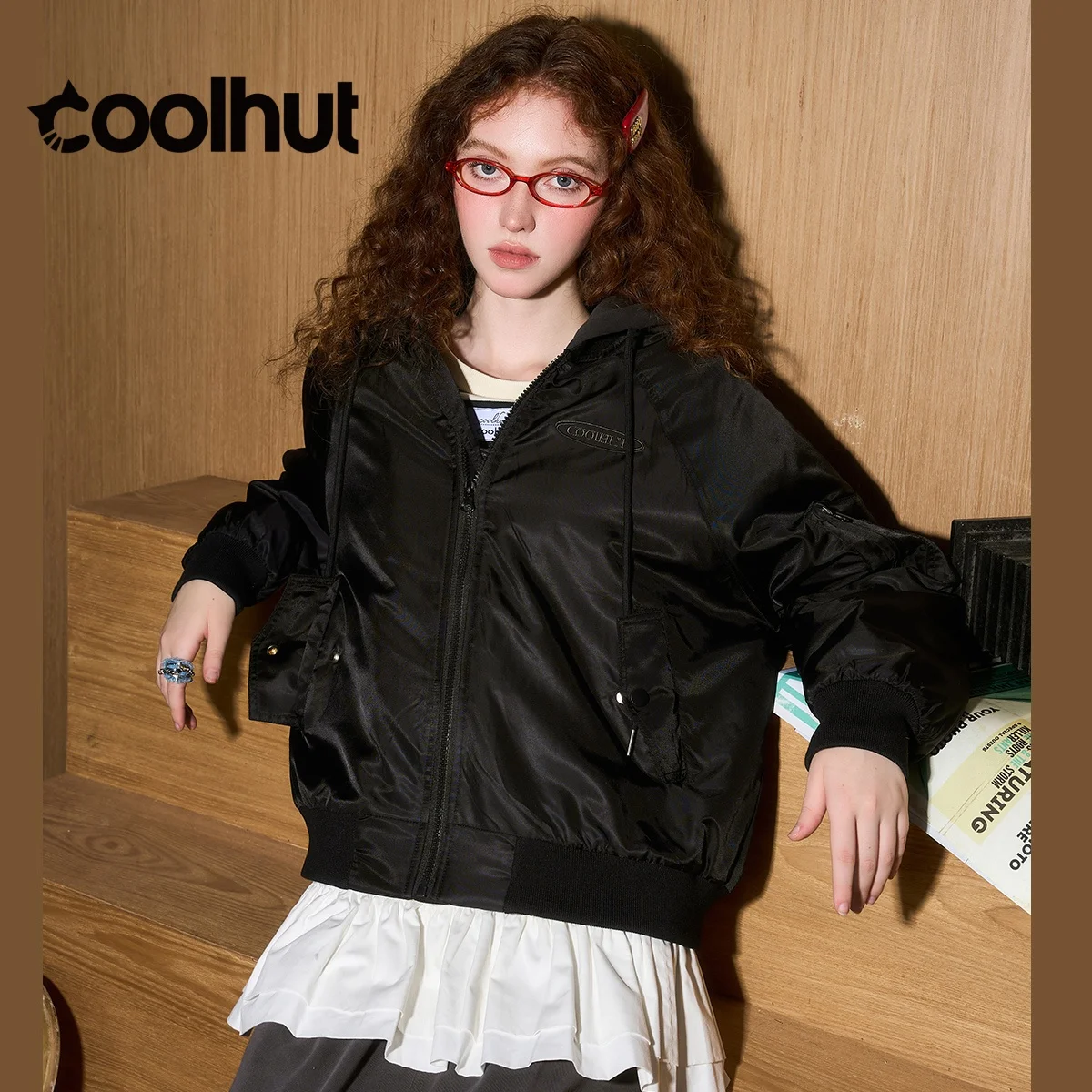 COOLHUT 2025 Women's Vintage American Style Hooded Bomber Jacket Winter Padded Baseball Coat Fashion Loose Fit Casual Outerwear
COOLHUT 2025 Women's Vintage American Style Hooded Bomber Jacket Winter Padded Baseball Coat Fashion Loose Fit Casual Outerwear