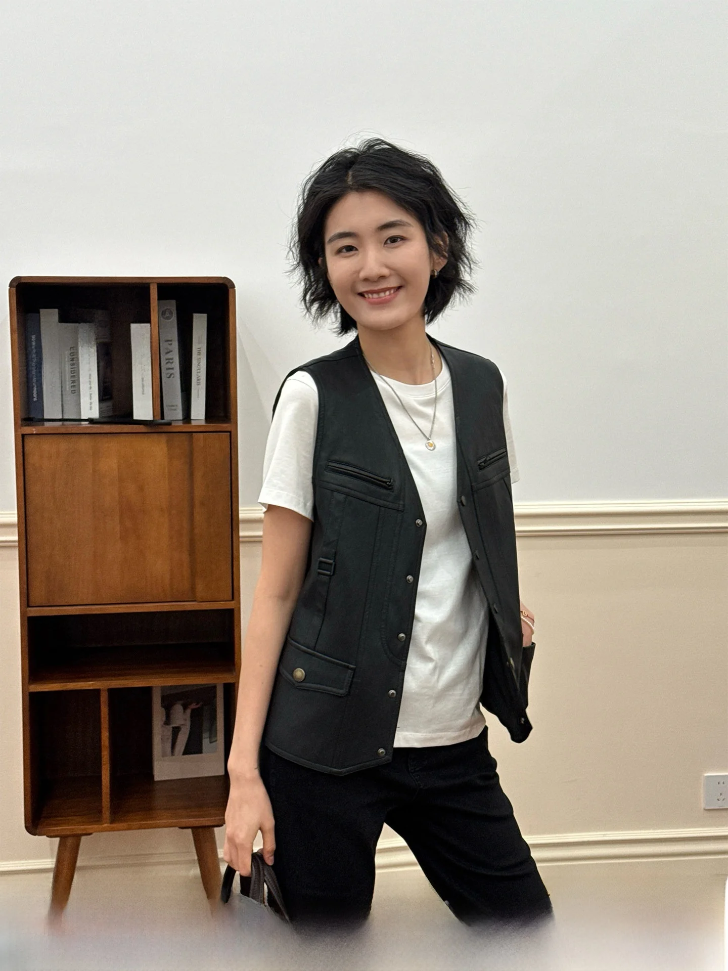Black PU Leather Women's Vest 2026 New Spring Design Layering Shoulder Jacket V-Neck Tank Top Casual Style City Commute
Black PU Leather Women's Vest 2026 New Spring Design Layering Shoulder Jacket V-Neck Tank Top Casual Style City Commute