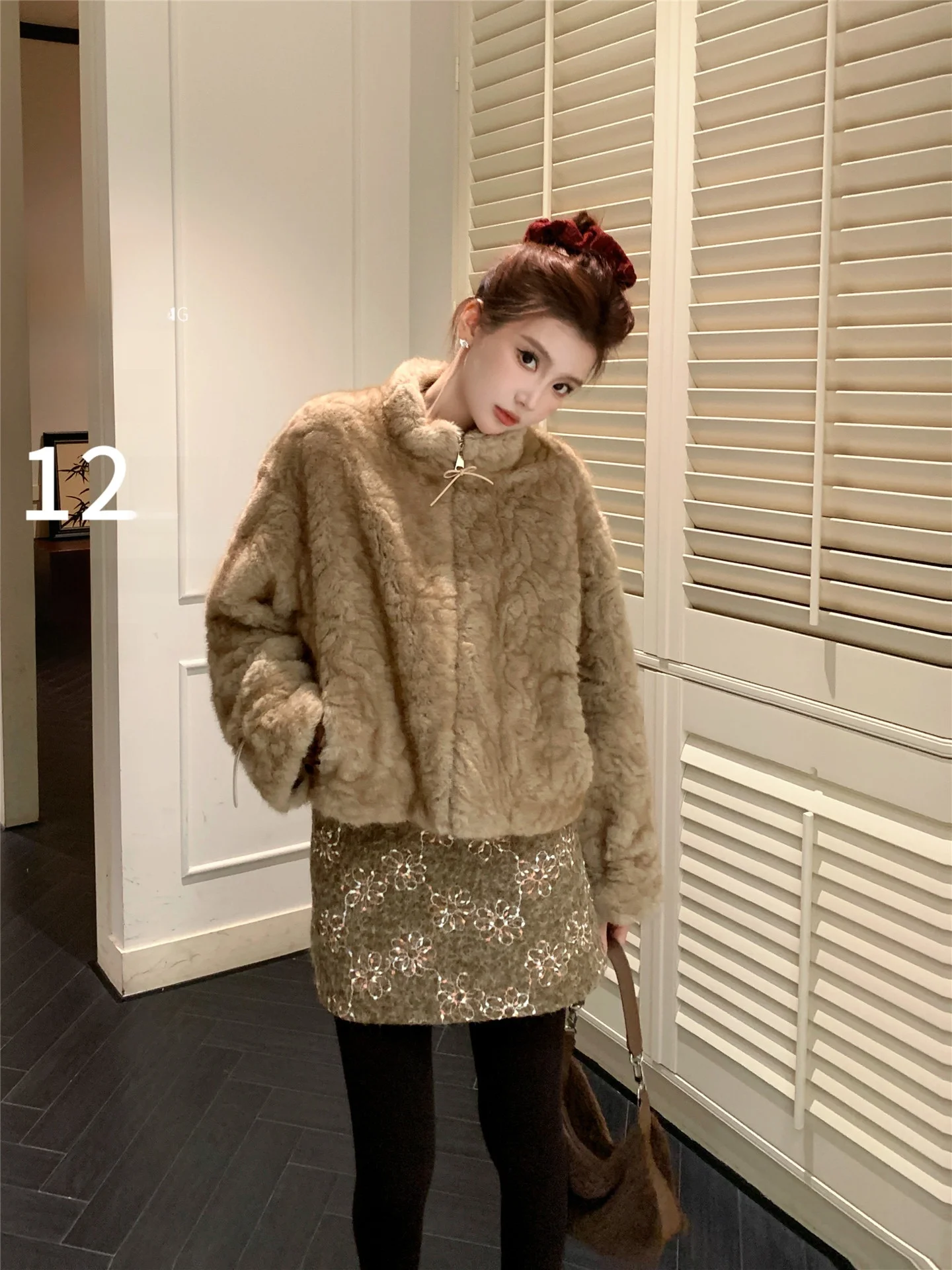 Женская утепленная свободная модная универсальная куртка из экокожи с меховой подкладкой, осенне-зимнее теплое короткое пальто
Женская утепленная свободная модная универсальная куртка из экокожи с меховой подкладкой, осенне-зимнее теплое короткое пальто