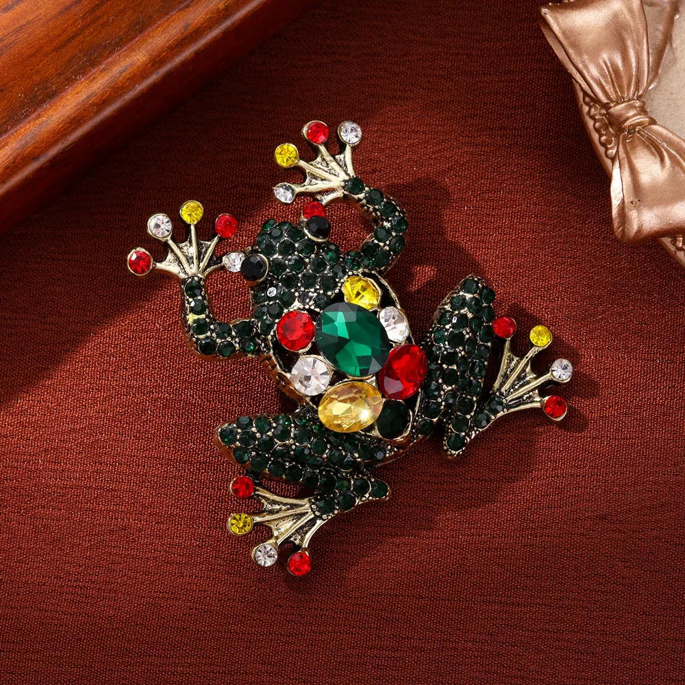 Retro colored diamond frog brooch with diamonds, animal accessories for European and American fashion ladies' suit brooches
Retro colored diamond frog brooch with diamonds, animal accessories for European and American fashion ladies' suit brooches
