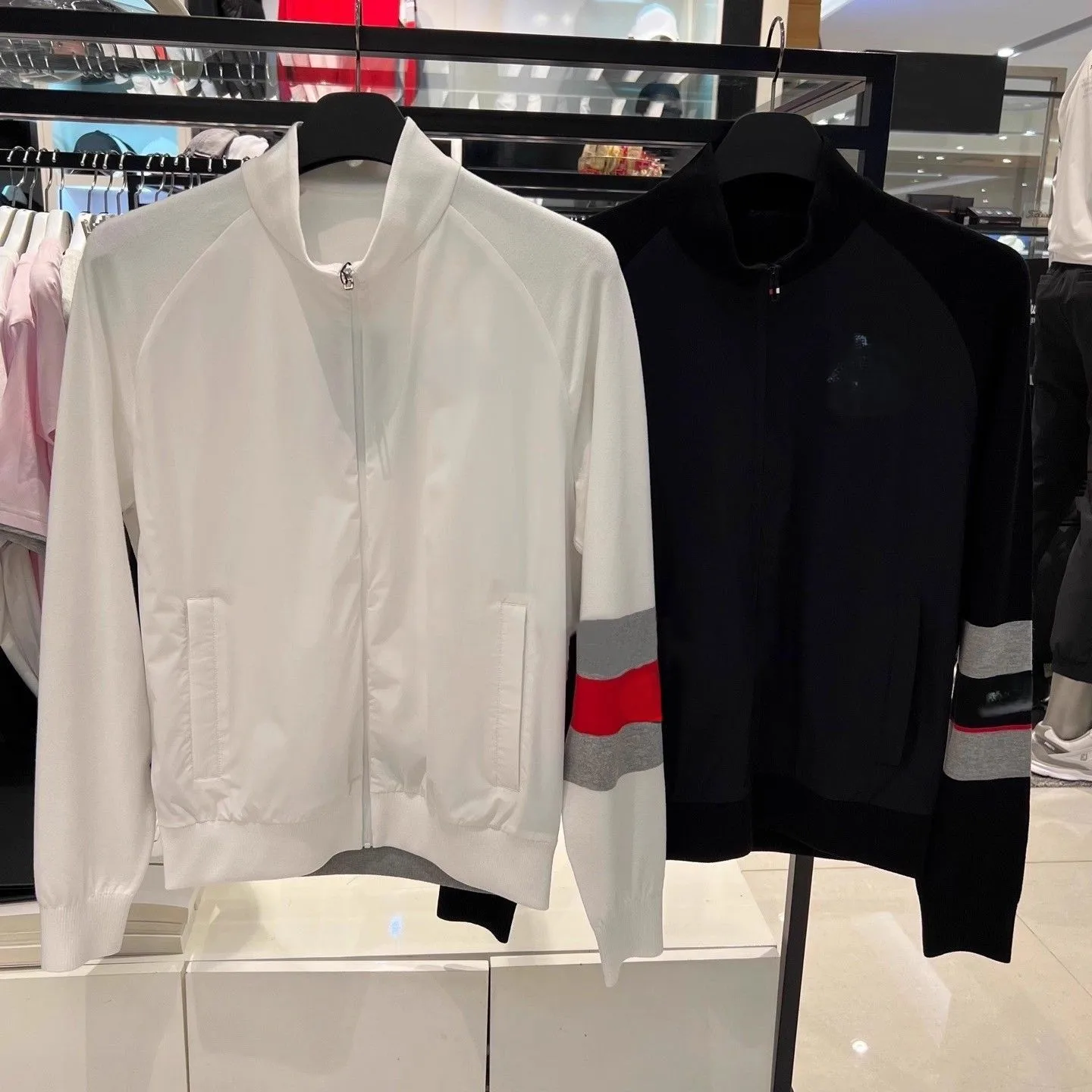 Men's New Arrival: Stand-Up Collar Logo Knit Patchwork Versatile Long-Sleeve Jacket for Outdoor Sports with Zipper
Men's New Arrival: Stand-Up Collar Logo Knit Patchwork Versatile Long-Sleeve Jacket for Outdoor Sports with Zipper