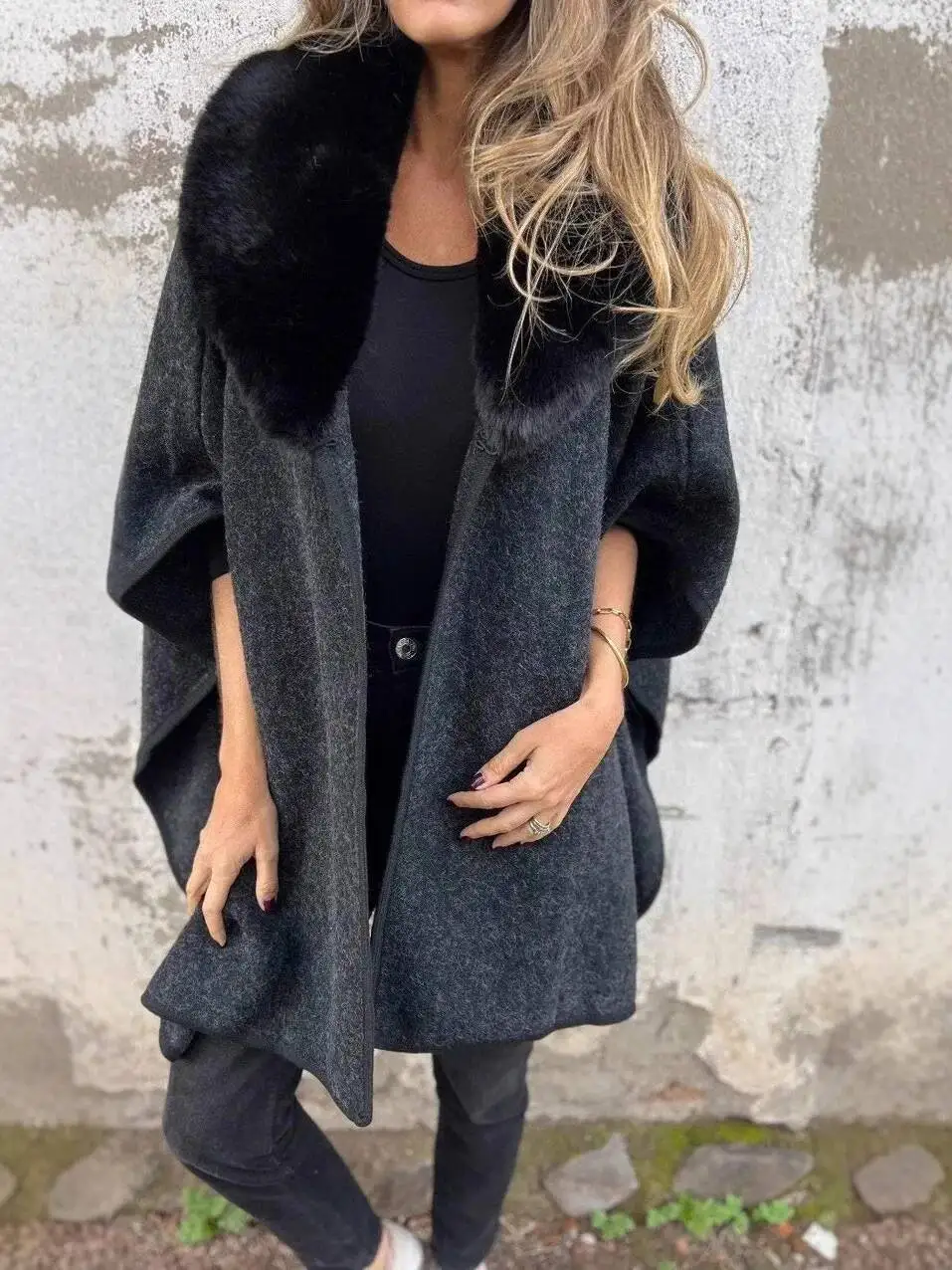 Loose Long Sleeve Coat For Women Autumn Winter New Faux Fur Collar Cape Outerwear Comfortable Casual Style Polyester
Loose Long Sleeve Coat For Women Autumn Winter New Faux Fur Collar Cape Outerwear Comfortable Casual Style Polyester