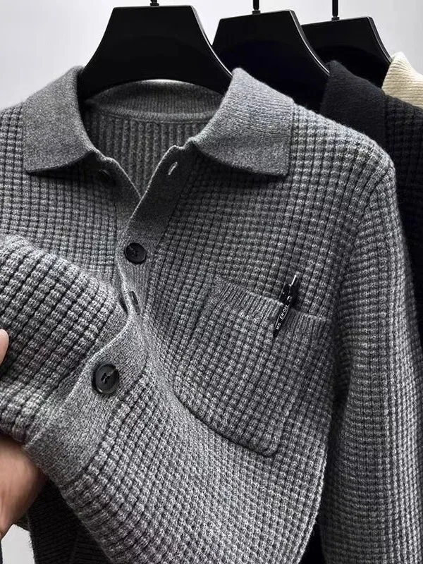 Теплый повседневный вязаный кардиган для мужчин с отложным воротником, на пуговицах, из полиэфирного волокна, с длинными рукавами, стандартного кроя, верхняя одежда
Теплый повседневный вязаный кардиган для мужчин с отложным воротником, на пуговицах, из полиэфирного волокна, с длинными рукавами, стандартного кроя, верхняя одежда