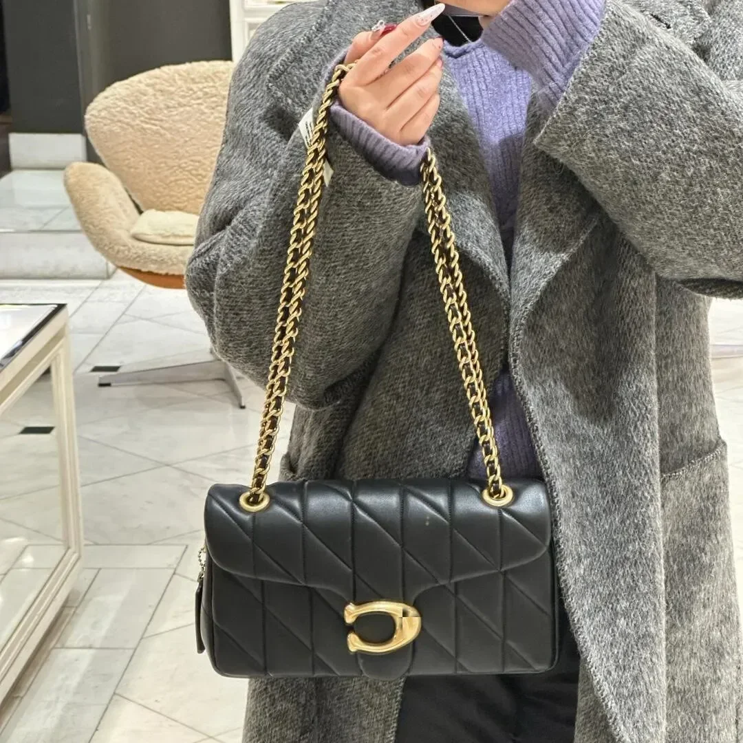 2025 Women's Bag Lingge Wine God Car Pattern Diagonal Crossing Single Shoulder Underarm Bag Chain Strip Single Shoulder
2025 Women's Bag Lingge Wine God Car Pattern Diagonal Crossing Single Shoulder Underarm Bag Chain Strip Single Shoulder