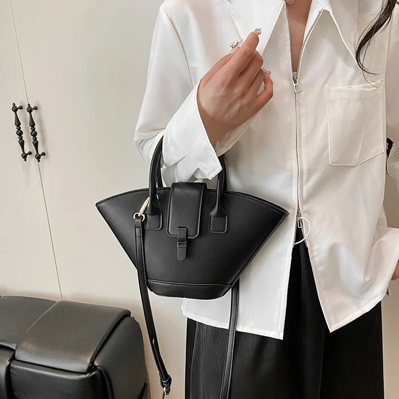 Large Capacity Fashion Temperament Commuter Bag Female Summer New Simple Trend Diagonal Cross Bag Bucket Bag
Large Capacity Fashion Temperament Commuter Bag Female Summer New Simple Trend Diagonal Cross Bag Bucket Bag