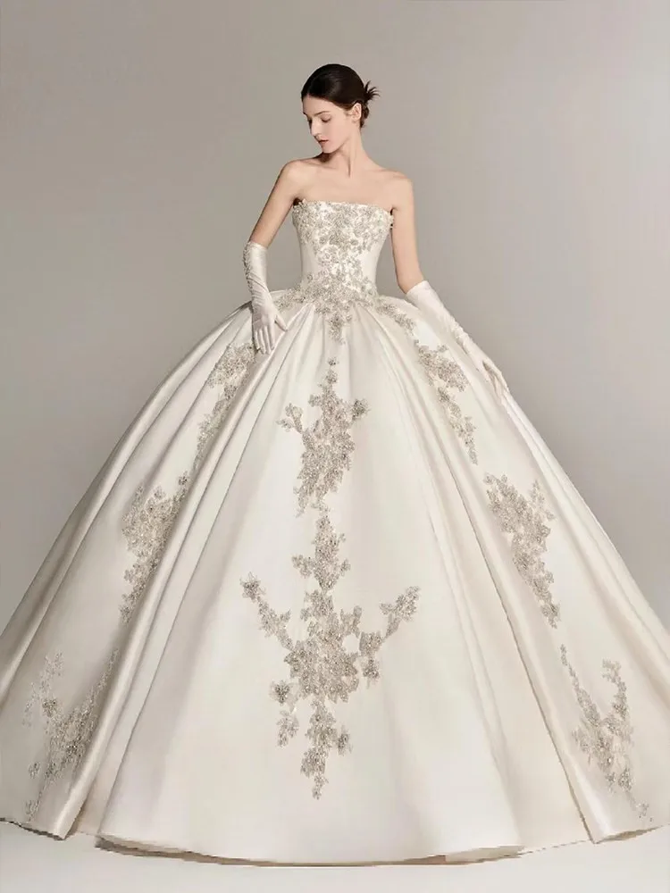 A new satin strapless dress with light luxury and simple elegant tulle finish
A new satin strapless dress with light luxury and simple elegant tulle finish