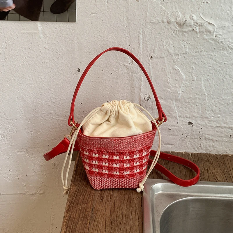 Women Red Plaid Woven Bucket Bag 2026 Summer Mini Drawstring Crossbody Bags with PU Leather Strap Seaside Holiday Handbag
Women Red Plaid Woven Bucket Bag 2026 Summer Mini Drawstring Crossbody Bags with PU Leather Strap Seaside Holiday Handbag