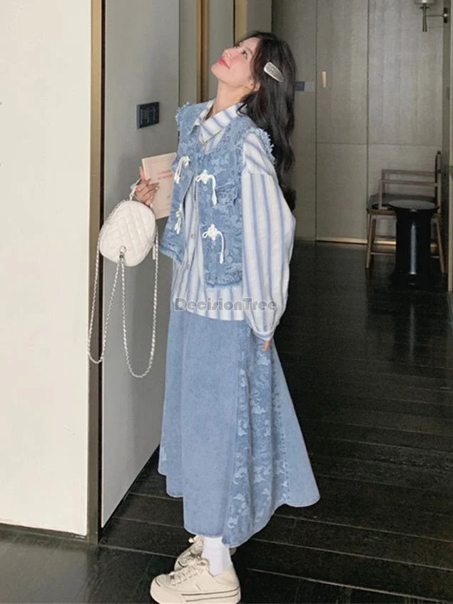 2025 универсальная полосатая рубашка с жемчужными пуговицами, жаккардовый костюм Тан, жилет, модная лоскутная юбка, сладкий яркий джинсовый костюм в китайском стиле
2025 универсальная полосатая рубашка с жемчужными пуговицами, жаккардовый костюм Тан, жилет, модная лоскутная юбка, сладкий яркий джинсовый костюм в китайском стиле