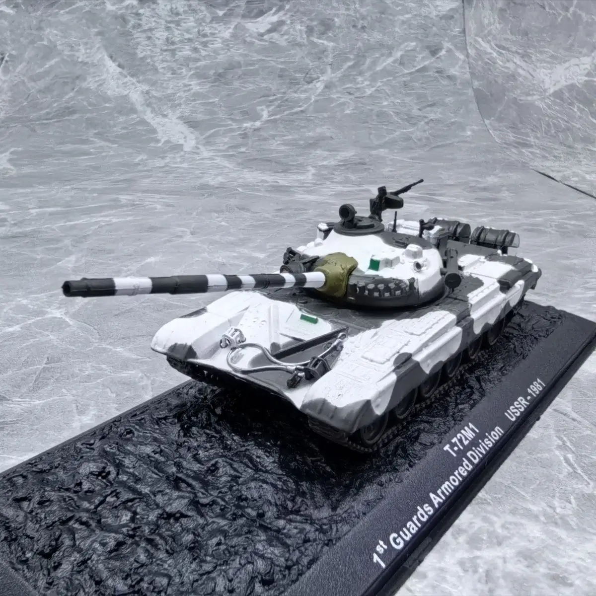 1/72 Soviet T-72M1 Winter Camouflage 1981 (alloy(main body)+plastic material) model ornament
1/72 Soviet T-72M1 Winter Camouflage 1981 (alloy(main body)+plastic material) model ornament