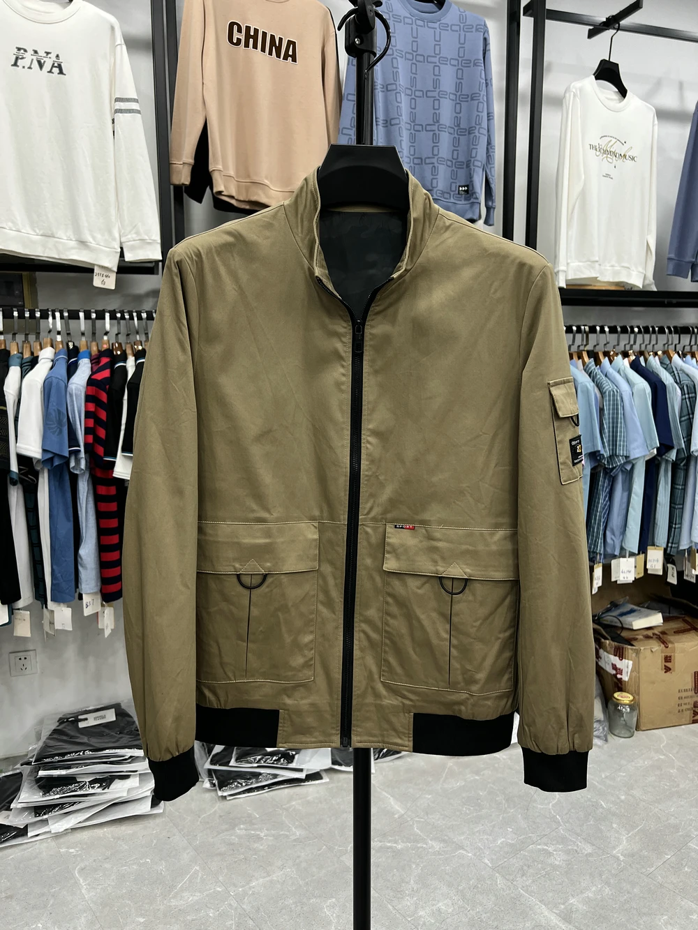 Молодежная хлопковая куртка с воротником-стойкой, приталенного кроя, для мужчин, модная рабочая одежда, на молнии, с большими карманами, дизайнерская модель
Молодежная хлопковая куртка с воротником-стойкой, приталенного кроя, для мужчин, модная рабочая одежда, на молнии, с большими карманами, дизайнерская модель