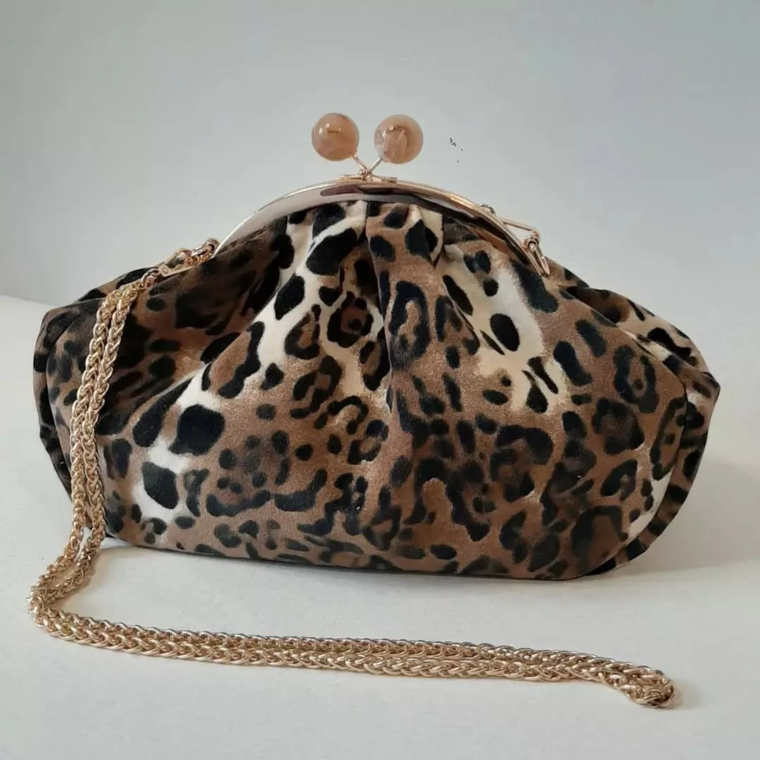 ОЧЕНЬ В ВИНТАЖНОЙ Сумка Leapard, тканевый пышный клатч Kiss-lock, конфетно-бронзовый большой кошелек, объемная форма, сумки Borsa 37x25x12 см
ОЧЕНЬ В ВИНТАЖНОЙ Сумка Leapard, тканевый пышный клатч Kiss-lock, конфетно-бронзовый большой кошелек, объемная форма, сумки Borsa 37x25x12 см