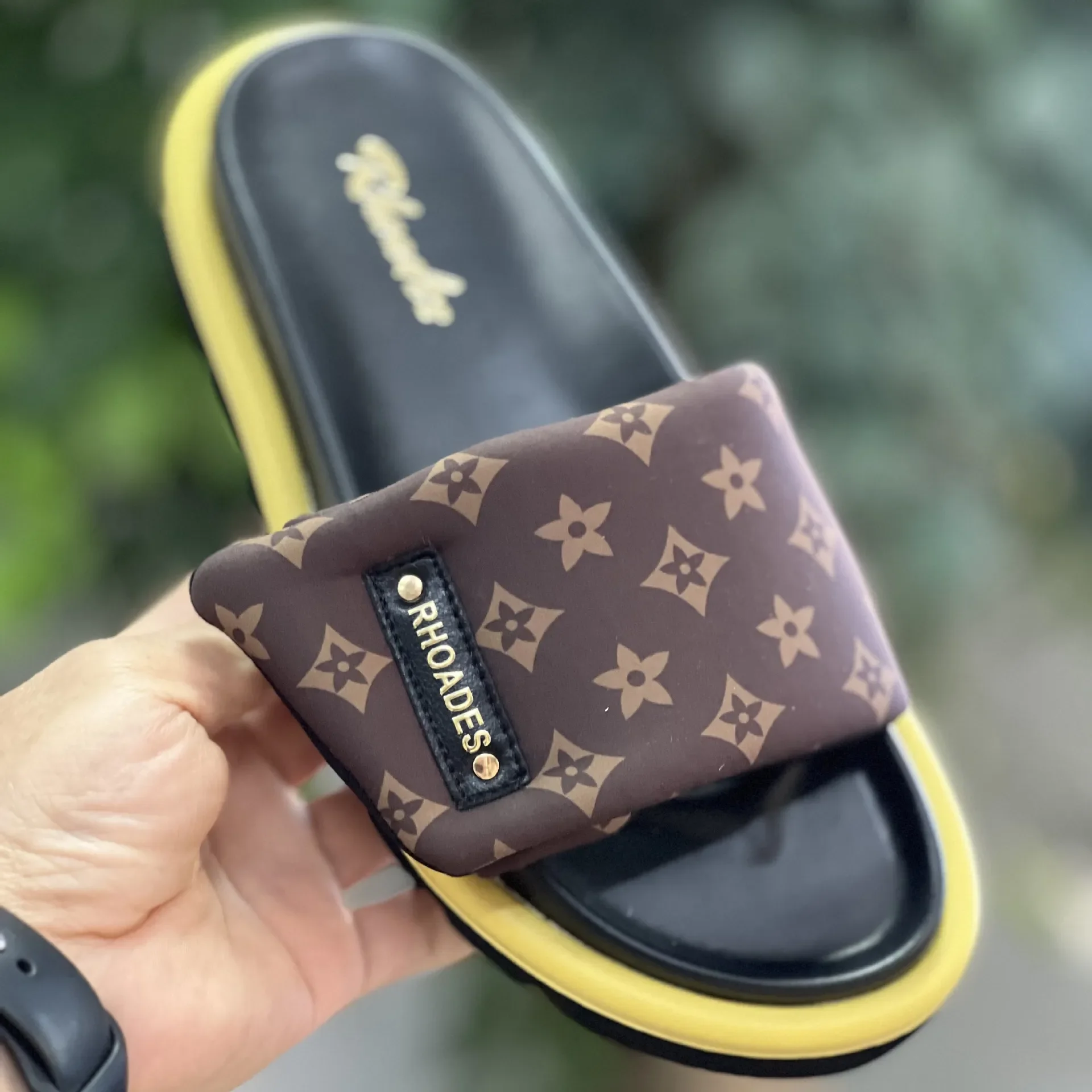 New Free delivery Slippers Fashionable simple adjustable Velcro flat shoes one drag comfortable beach shoes
New Free delivery Slippers Fashionable simple adjustable Velcro flat shoes one drag comfortable beach shoes