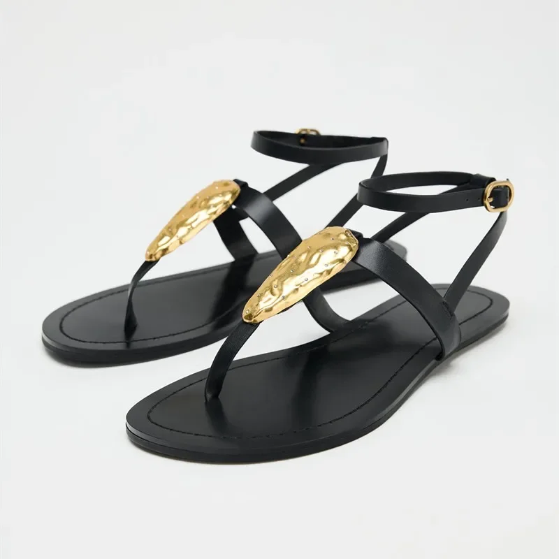Женские сандалии на плоской подошве с металлическими украшениями и Т-образным ремешком, модные брендовые дизайнерские шлепанцы, летняя удобная пляжная обувь Sandalias De Mujer 
Женские сандалии на плоской подошве с металлическими украшениями и Т-образным ремешком, модные брендовые дизайнерские шлепанцы, летняя удобная пляжная обувь Sandalias De Mujer