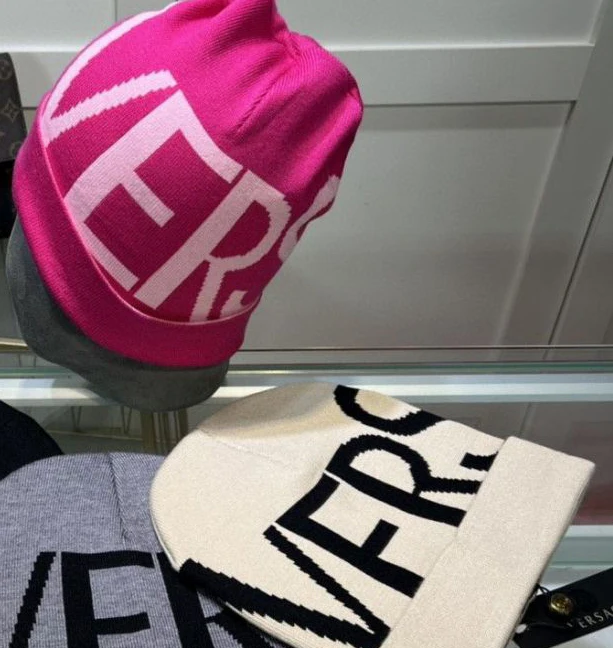 Новая зимняя шерстяная вязаная шапка с V-образным вырезом для мужчин и женщин, модная шапка унисекс, роскошный брендовый берет, повседневная теплая шапка
Новая зимняя шерстяная вязаная шапка с V-образным вырезом для мужчин и женщин, модная шапка унисекс, роскошный брендовый берет, повседневная теплая шапка