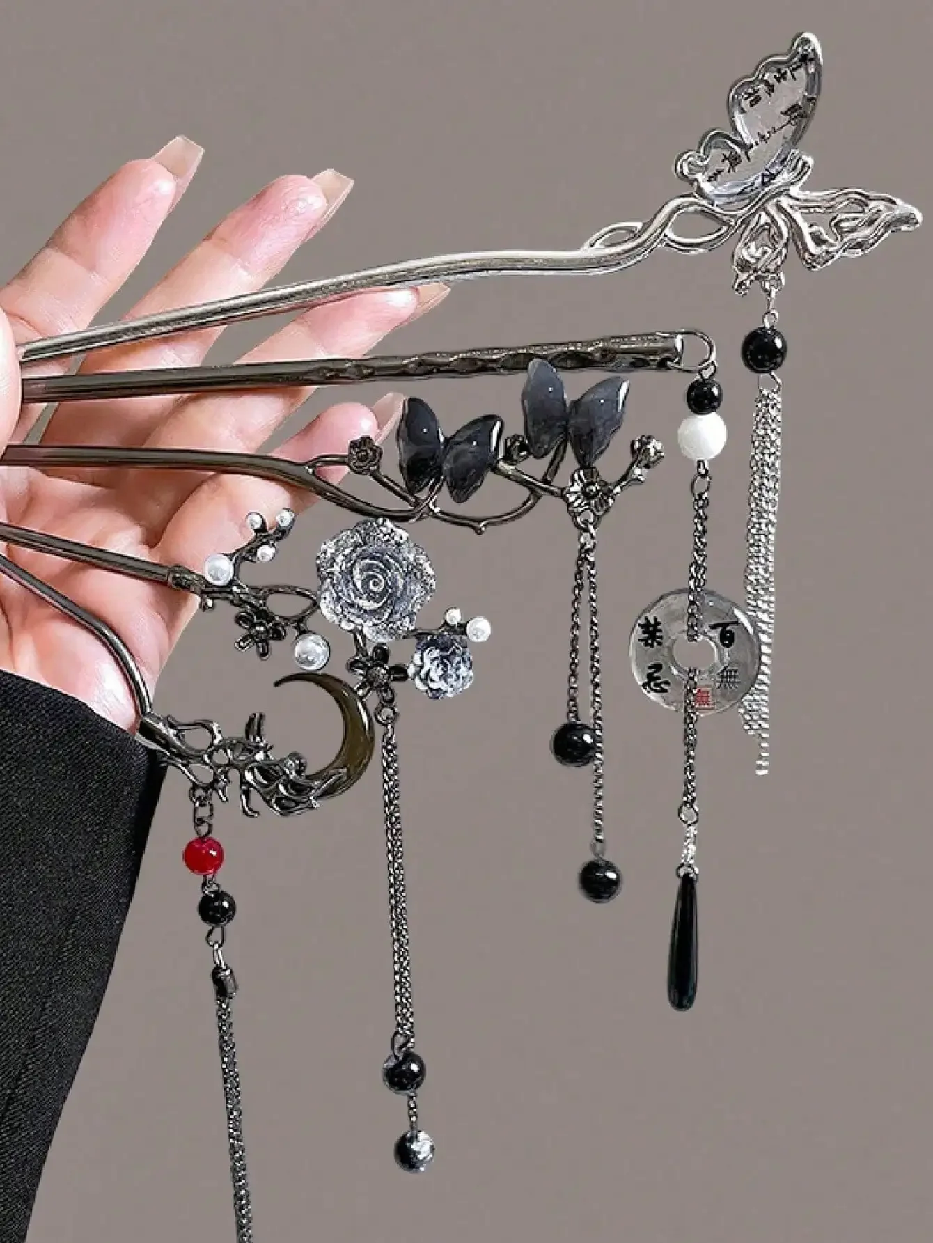 5pcs Vintage Black Elegant New Chinese Style Retro Metal Butterfly Print Tassel Hair Stick Chignon Hair Clip Accessories Hair Bun Hair Pin Hair Bun Maker Bun Hair Piece Hair Styling Pins, Bun Extension, Pins For Hair, School Stuff, Hair Accessories
5pcs Vintage Black Elegant New Chinese Style Retro Metal Butterfly Print Tassel Hair Stick Chignon Hair Clip Accessories Hair Bun Hair Pin Hair Bun Maker Bun Hair Piece Hair Styling Pins, Bun Extension, Pins For Hair, School Stuff, Hair Accessories