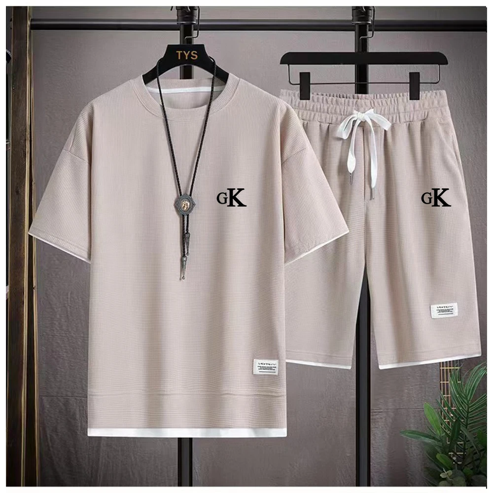 Summer outdoor eye-catching men's explosive suit Fashion Korean sports suit men's short sleeve T-shirt + sports shorts suit men'
Summer outdoor eye-catching men's explosive suit Fashion Korean sports suit men's short sleeve T-shirt + sports shorts suit men'