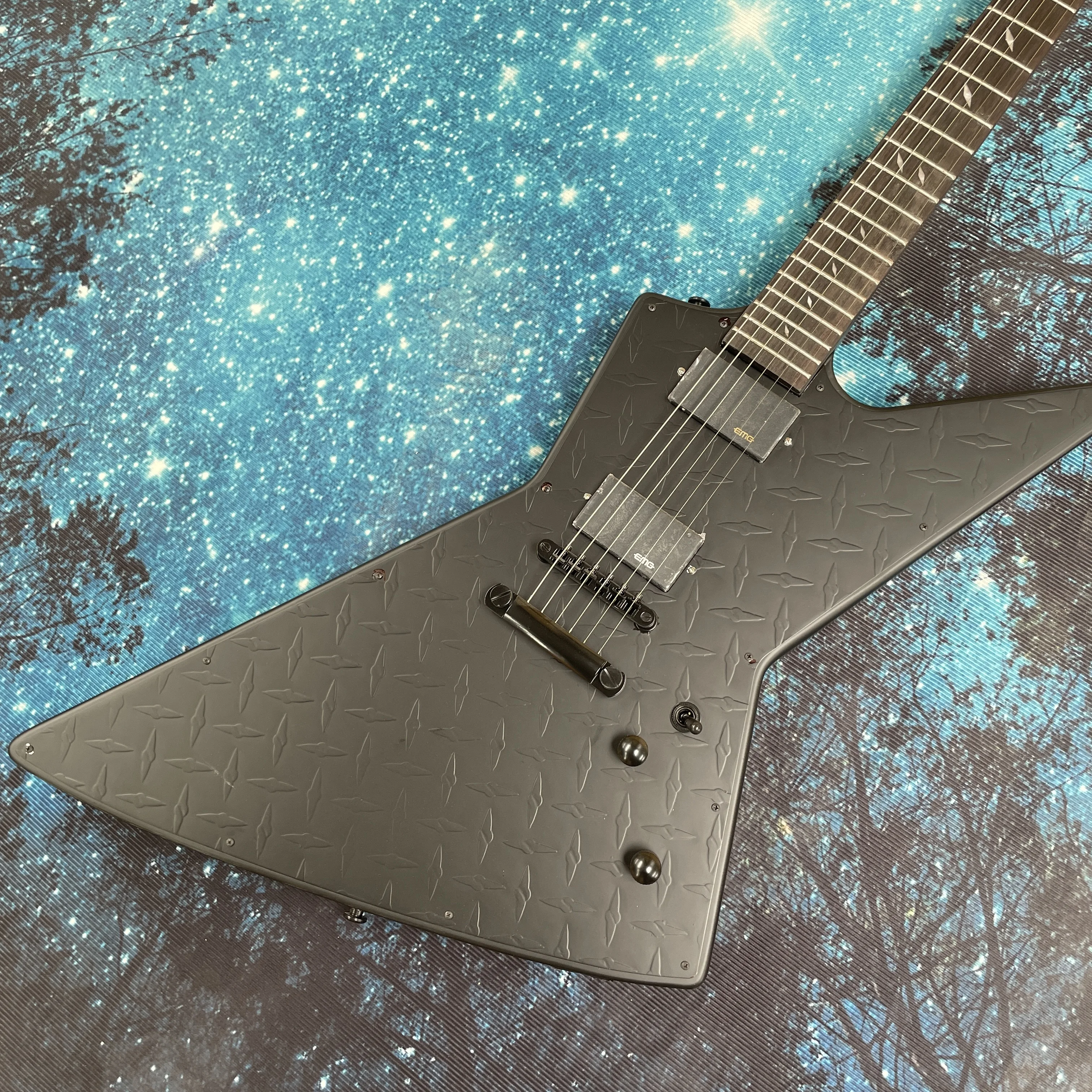Matte Black Rhombus Electric Guitar, High-Power Closed Pickup Strong Output Guitars, Metal Advanced Electric Guitarra
Matte Black Rhombus Electric Guitar, High-Power Closed Pickup Strong Output Guitars, Metal Advanced Electric Guitarra