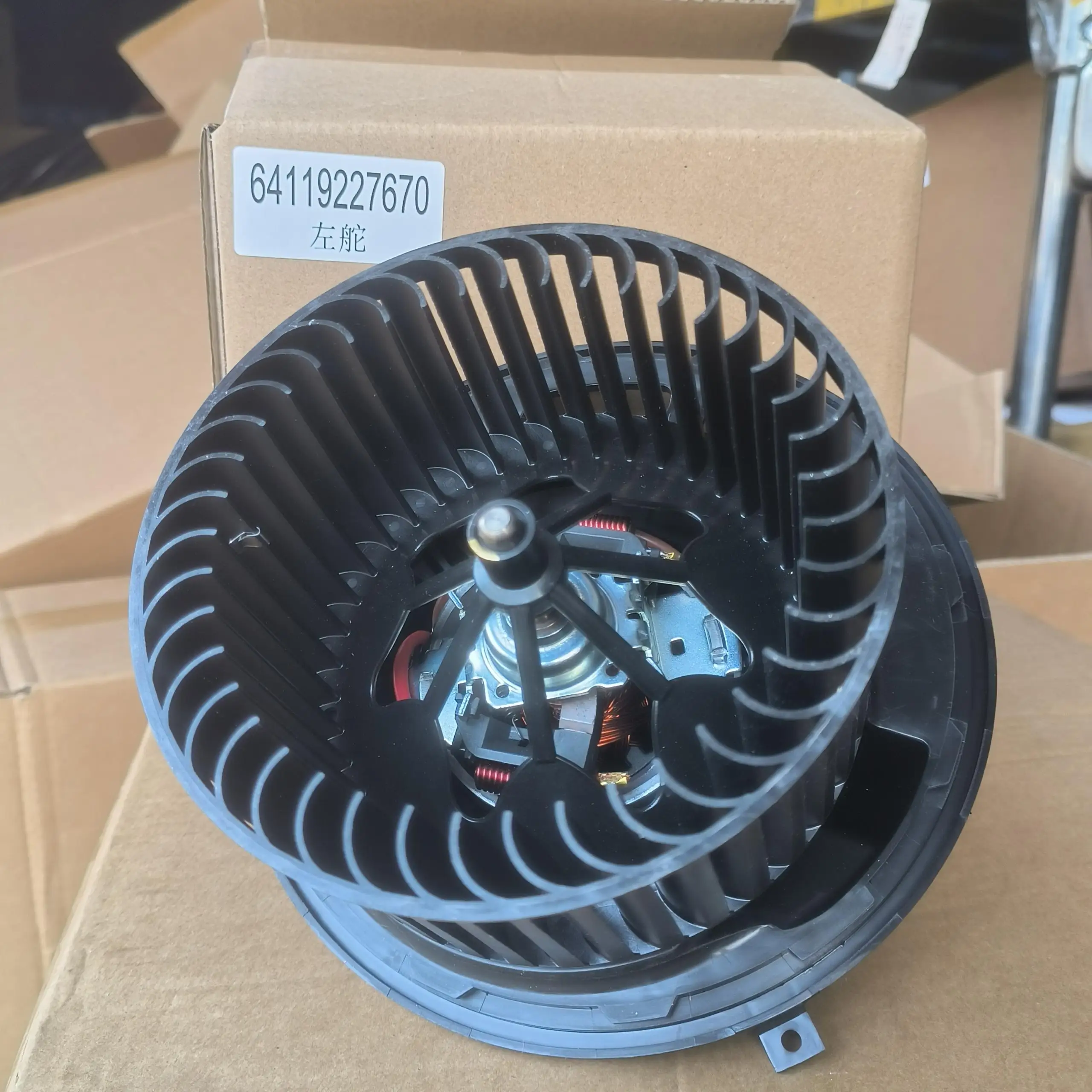 Автозапчасти, двигатель вентилятора кондиционера для BMW E88 E81 E87 E90 330I E84 X1 X3 E89 64119227670 64116933663 64119144200 
Автозапчасти, двигатель вентилятора кондиционера для BMW E88 E81 E87 E90 330I E84 X1 X3 E89 64119227670 64116933663 64119144200