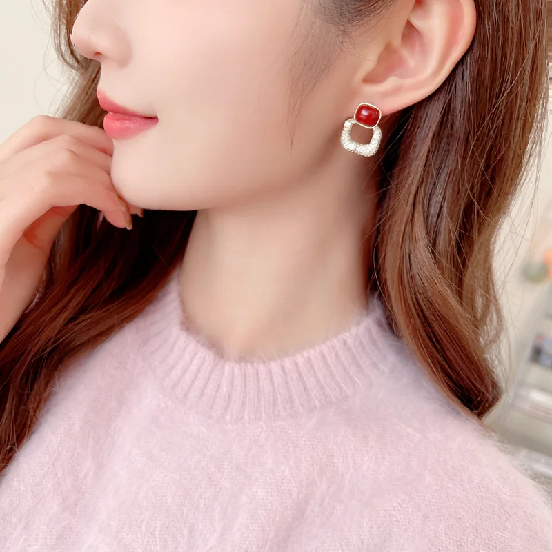 The earrings are fashionable, sweet, fresh and elegant. The stud earrings are niche geometric small square earrings
The earrings are fashionable, sweet, fresh and elegant. The stud earrings are niche geometric small square earrings