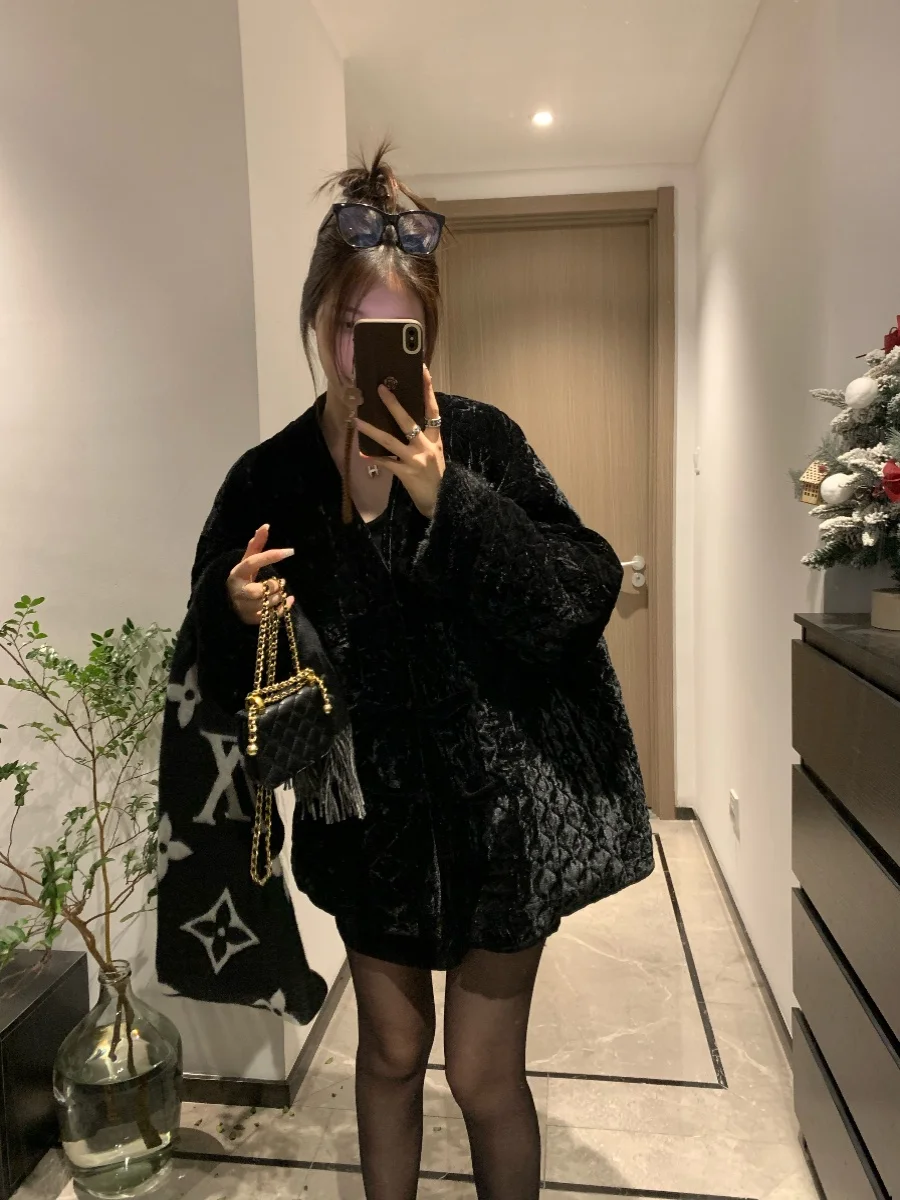 Утепленная зимняя хлопковая куртка Ruuii с бархатным эффектом, ромбовидным узором, в новом китайском стиле, теплая, с дизайнерским акцентом, для повседневной носки, простая и стильная.
Утепленная зимняя хлопковая куртка Ruuii с бархатным эффектом, ромбовидным узором, в новом китайском стиле, теплая, с дизайнерским акцентом, для повседневной носки, простая и стильная.