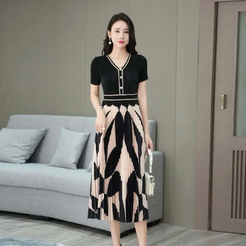 Casual Dress Female 2023 Summer New Style Waist Slim Relaxed V-Neck Color Contrast Pleated Dress Fashion Short Sleeve Dress
Casual Dress Female 2023 Summer New Style Waist Slim Relaxed V-Neck Color Contrast Pleated Dress Fashion Short Sleeve Dress