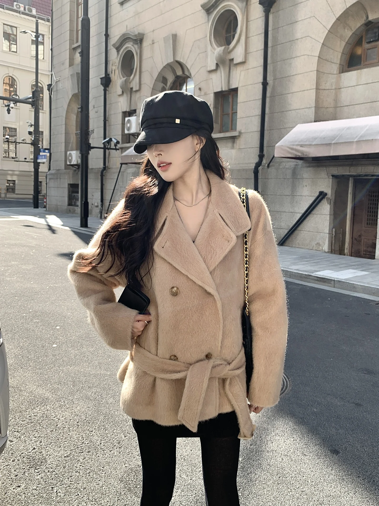 Шерстяное короткое пальто с воротником-стойкой и поясом на талии, универсальное повседневное, для женщин, от He Chenxi, Зима 2025, Модный тренд
Шерстяное короткое пальто с воротником-стойкой и поясом на талии, универсальное повседневное, для женщин, от He Chenxi, Зима 2025, Модный тренд