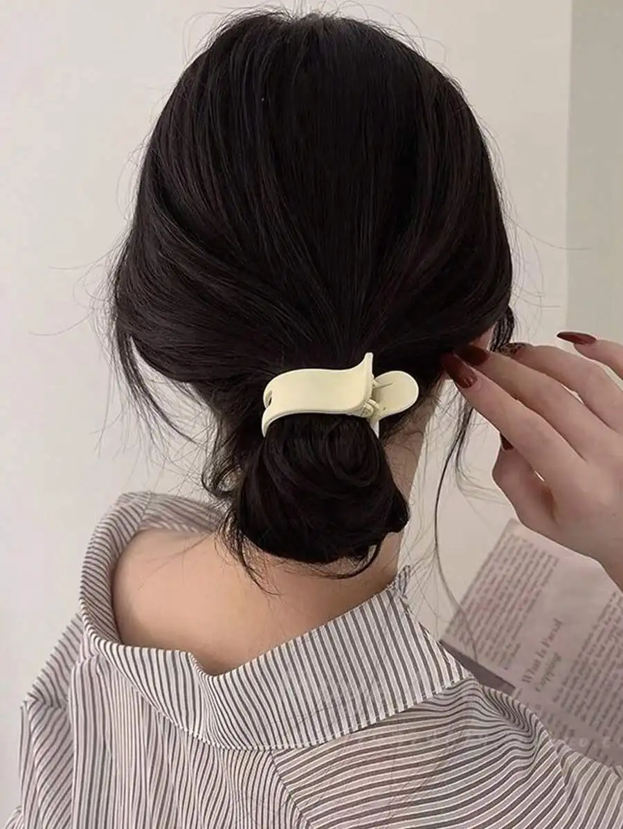 Lightweight Plastic Hair Claw Clips 5cm Minimalist Elegant For Bun Ponytail Daily Casual Party
Lightweight Plastic Hair Claw Clips 5cm Minimalist Elegant For Bun Ponytail Daily Casual Party
