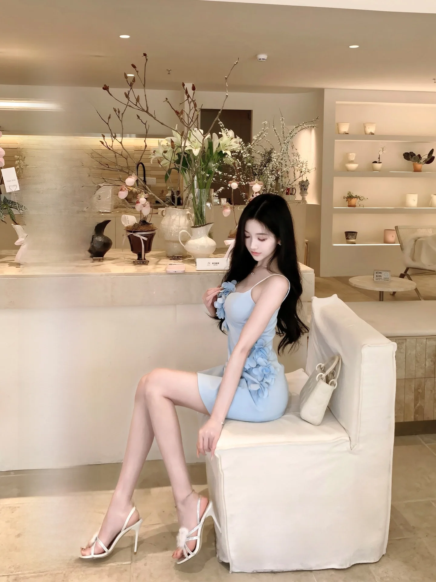 Roselyn Handmade Blue Floral Short Dress Women's Pure Desire Waist-Cinching Halter Neck Dress Stylish Casual Wear
Roselyn Handmade Blue Floral Short Dress Women's Pure Desire Waist-Cinching Halter Neck Dress Stylish Casual Wear