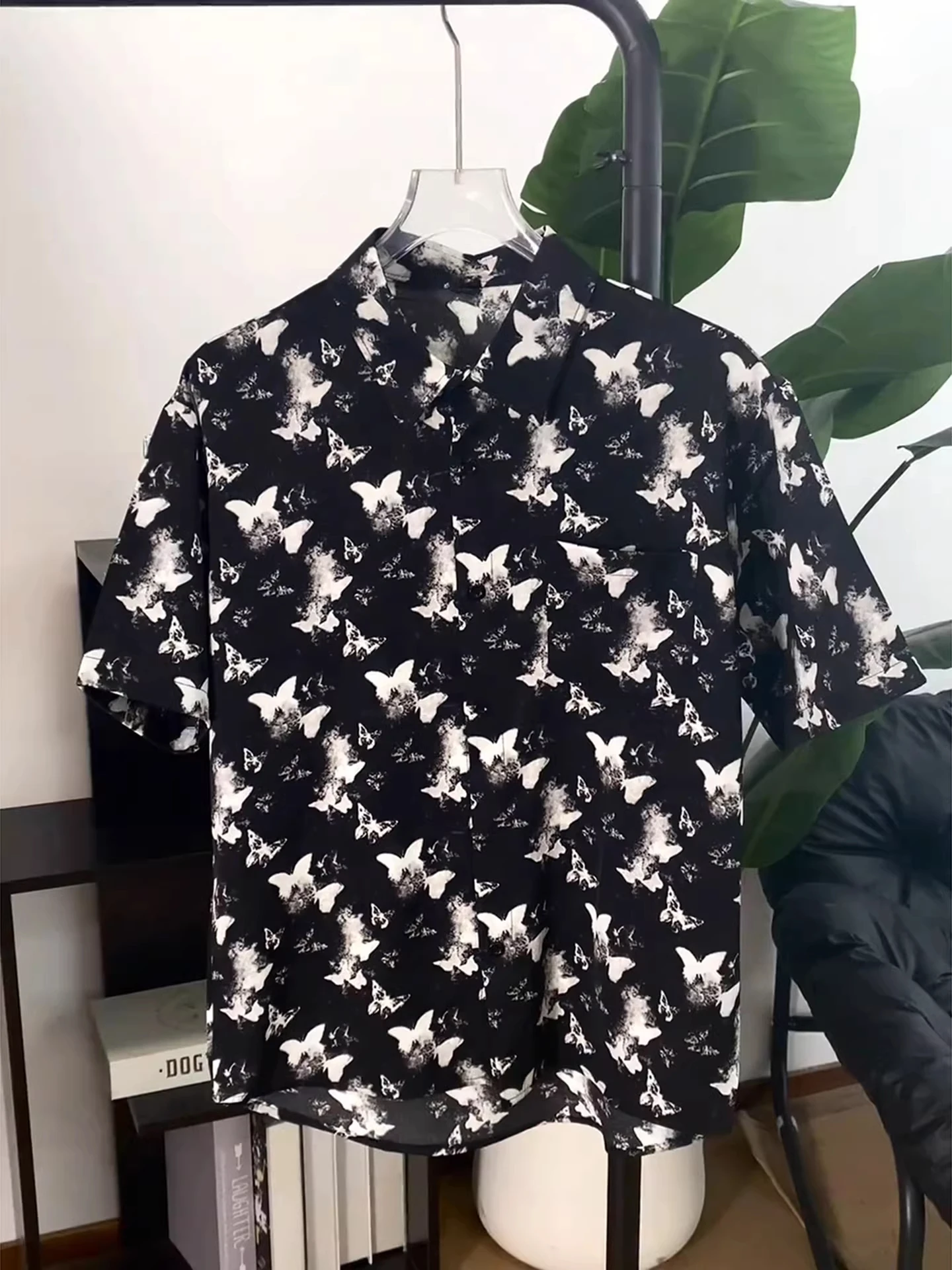 Black Embroidery Ice Silk Cool Feeling Men's Short Sleeve Shirt Summer American Style Dyeing Handsome Half Sleeve S...
Black Embroidery Ice Silk Cool Feeling Men's Short Sleeve Shirt Summer American Style Dyeing Handsome Half Sleeve S...