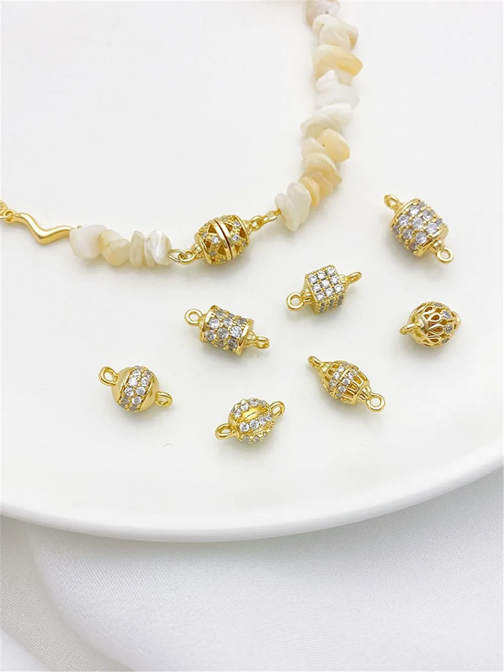 14K Gold Micro-inlaid Zircon Hollow Double Hanging Ball Connection Pendant DIY Handmade Bracelet Necklace Material Accessories
14K Gold Micro-inlaid Zircon Hollow Double Hanging Ball Connection Pendant DIY Handmade Bracelet Necklace Material Accessories