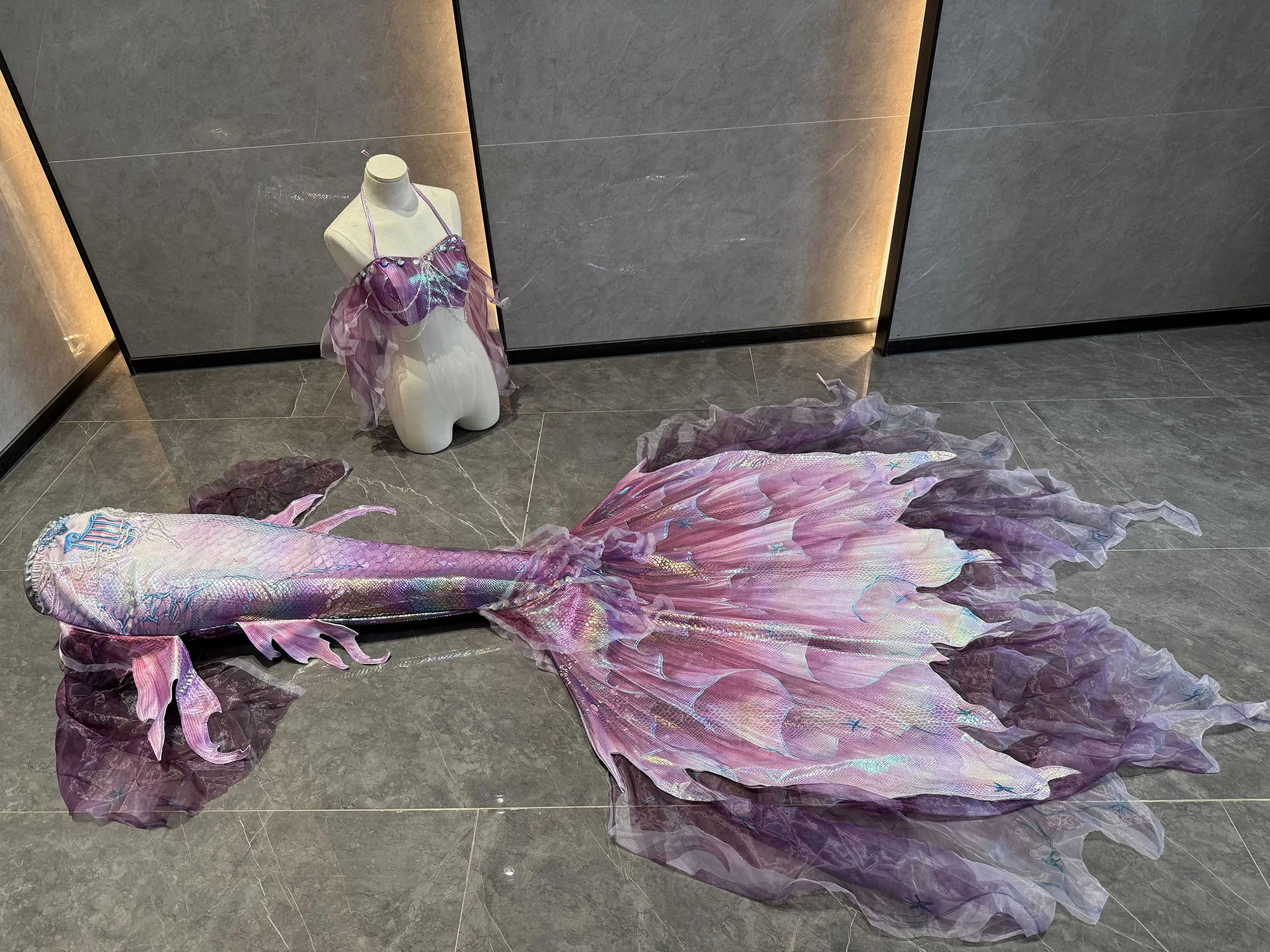 Original Cherry Blossom Hot Stamping Floating Yarn Mermaid Tail Aquarium Mermaid Shooting Performance Costume Swimsuit
Original Cherry Blossom Hot Stamping Floating Yarn Mermaid Tail Aquarium Mermaid Shooting Performance Costume Swimsuit