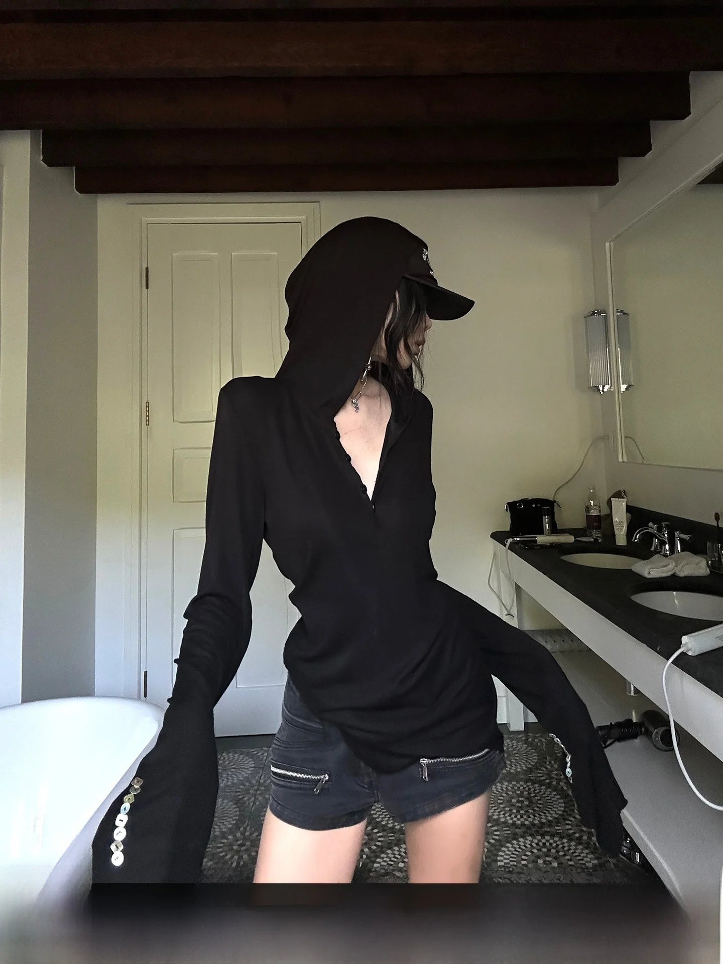 Warden Bla Woolen Slim Fit Hoodie Long Sve T-irt Henry Collar Trendy Autumn Wear for Women Comfortable Casual Top
Warden Bla Woolen Slim Fit Hoodie Long Sve T-irt Henry Collar Trendy Autumn Wear for Women Comfortable Casual Top