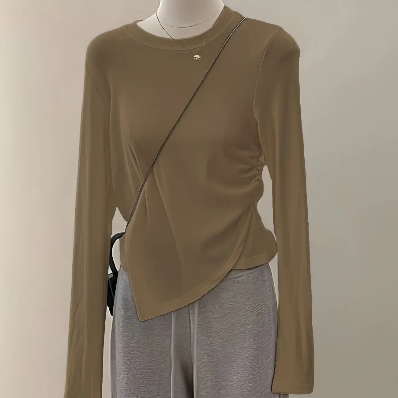 Модная женская рубашка с круглым вырезом и длинными рукавами на осень и зиму, плиссированная футболка нестандартной формы
Модная женская рубашка с круглым вырезом и длинными рукавами на осень и зиму, плиссированная футболка нестандартной формы