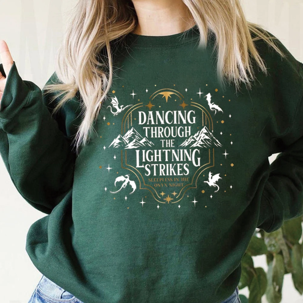Толстовка Dancing Through The Lightning Strikes, рубашка Fourth Wing, свитер Onyx Storm, толстовки унисекс с длинными рукавами, толстовки с драконом в подарок
Толстовка Dancing Through The Lightning Strikes, рубашка Fourth Wing, свитер Onyx Storm, толстовки унисекс с длинными рукавами, толстовки с драконом в подарок