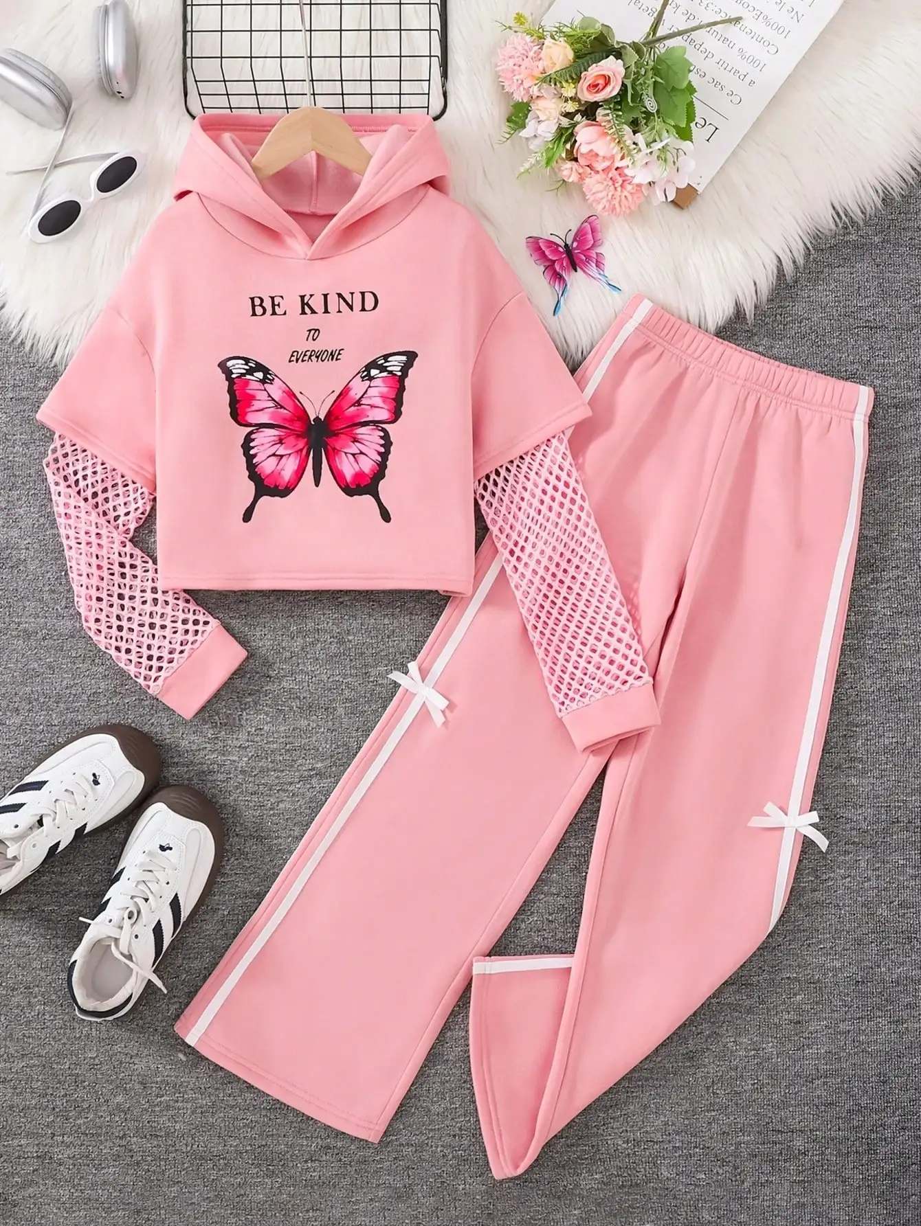 Elegant hooded sports suit with butterfly print and contrasting mesh details, long sleeved hoodie and wide leg pants set
Elegant hooded sports suit with butterfly print and contrasting mesh details, long sleeved hoodie and wide leg pants set