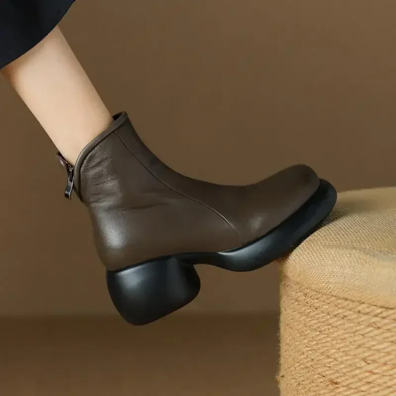 Women's Short Boots New Winter Leather Thick Soled Round Toe Boots Retro British Style with Plush Comfortable Fashion Boots
Women's Short Boots New Winter Leather Thick Soled Round Toe Boots Retro British Style with Plush Comfortable Fashion Boots