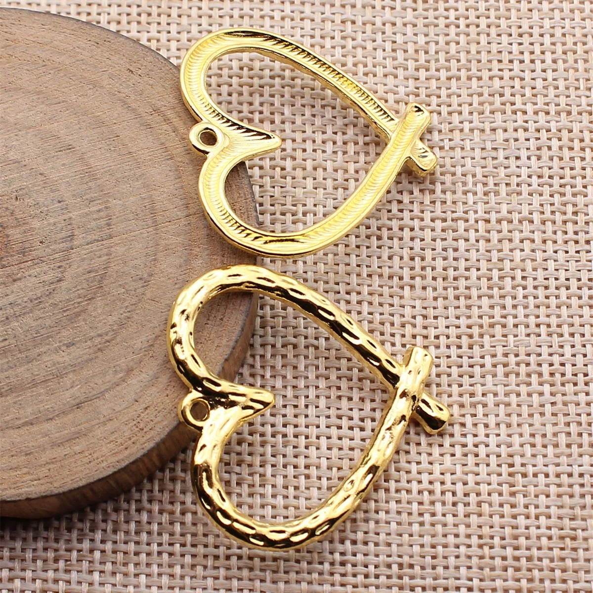 20pcs 34x33mm(1.34x1.3inch) Gold Color Vine-Patterned Heart Pendants DIY Jewelry Making Accessories
20pcs 34x33mm(1.34x1.3inch) Gold Color Vine-Patterned Heart Pendants DIY Jewelry Making Accessories