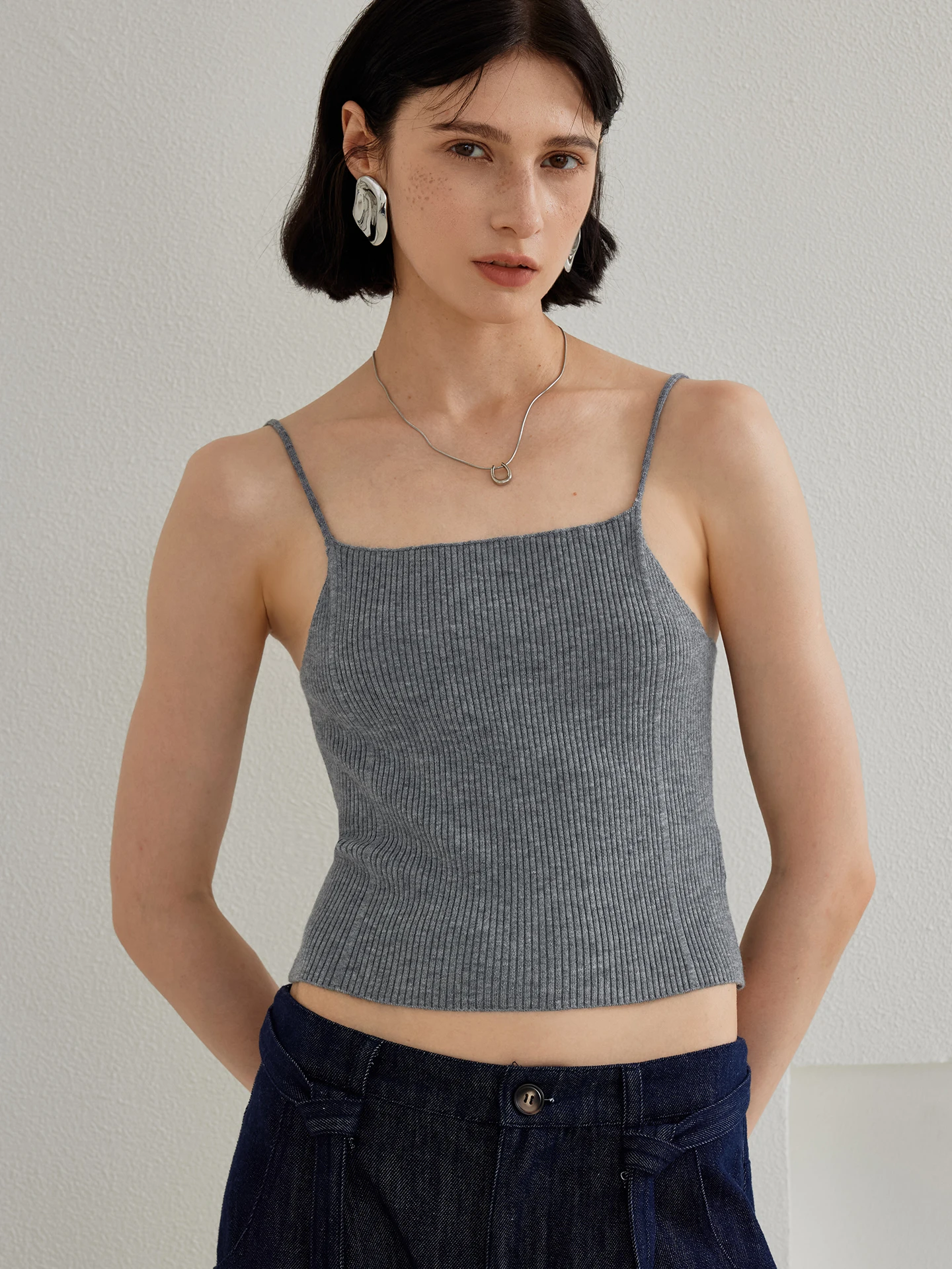 High-End Woolen Knitted Vest Women's Slim Fit Base Layer Shirt Spring Autumn Floral Grey Inner Wear Breathable Short Style
High-End Woolen Knitted Vest Women's Slim Fit Base Layer Shirt Spring Autumn Floral Grey Inner Wear Breathable Short Style