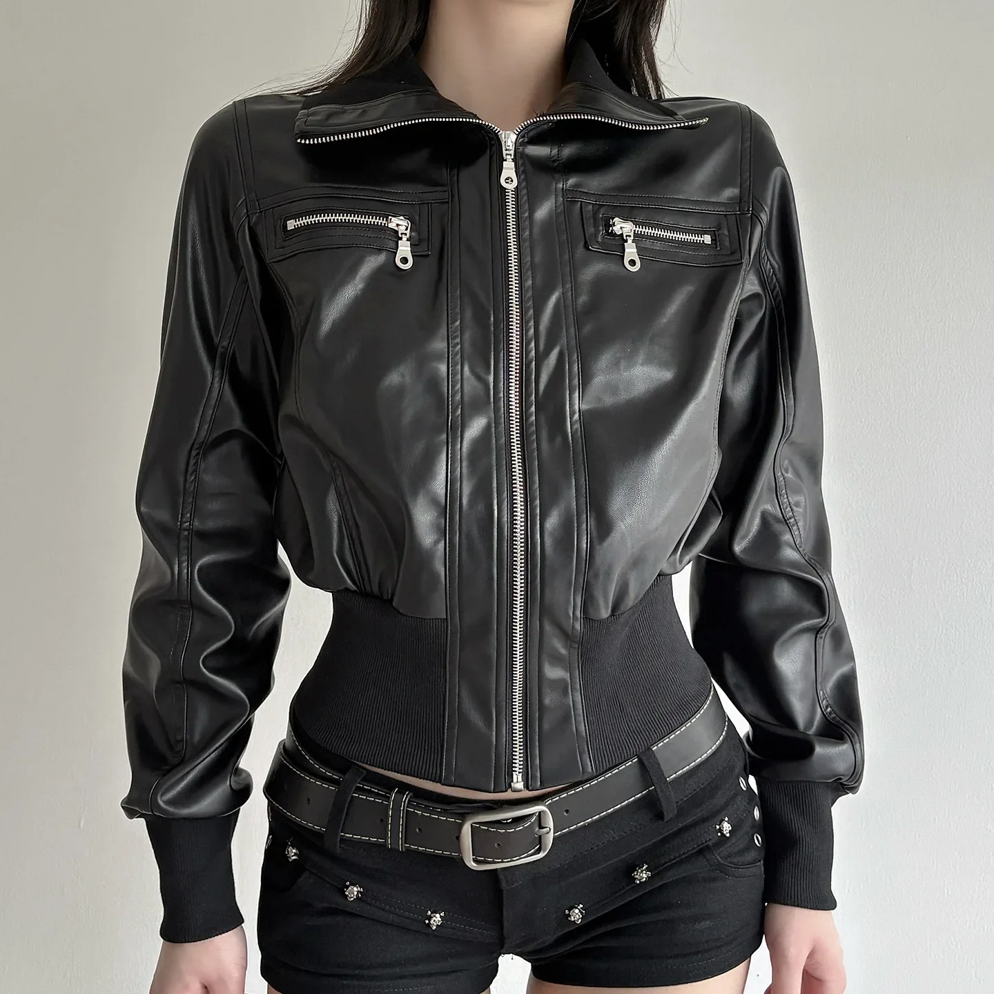 Eilove Bla из искусственной кожи, женское мотоциклетное кожаное пальто с застежкой-молнией на талии и ребристом воротником
Eilove Bla из искусственной кожи, женское мотоциклетное кожаное пальто с застежкой-молнией на талии и ребристом воротником