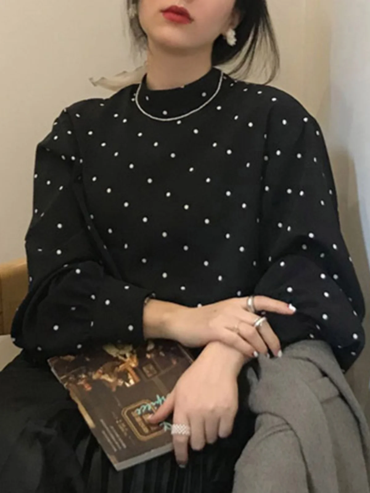 Retro Black White Polka Dot High Collar Women's Shirt Spring 2026 Loose Bubble Sleeve Base Layer Top Street Style Long Sleeve
Retro Black White Polka Dot High Collar Women's Shirt Spring 2026 Loose Bubble Sleeve Base Layer Top Street Style Long Sleeve