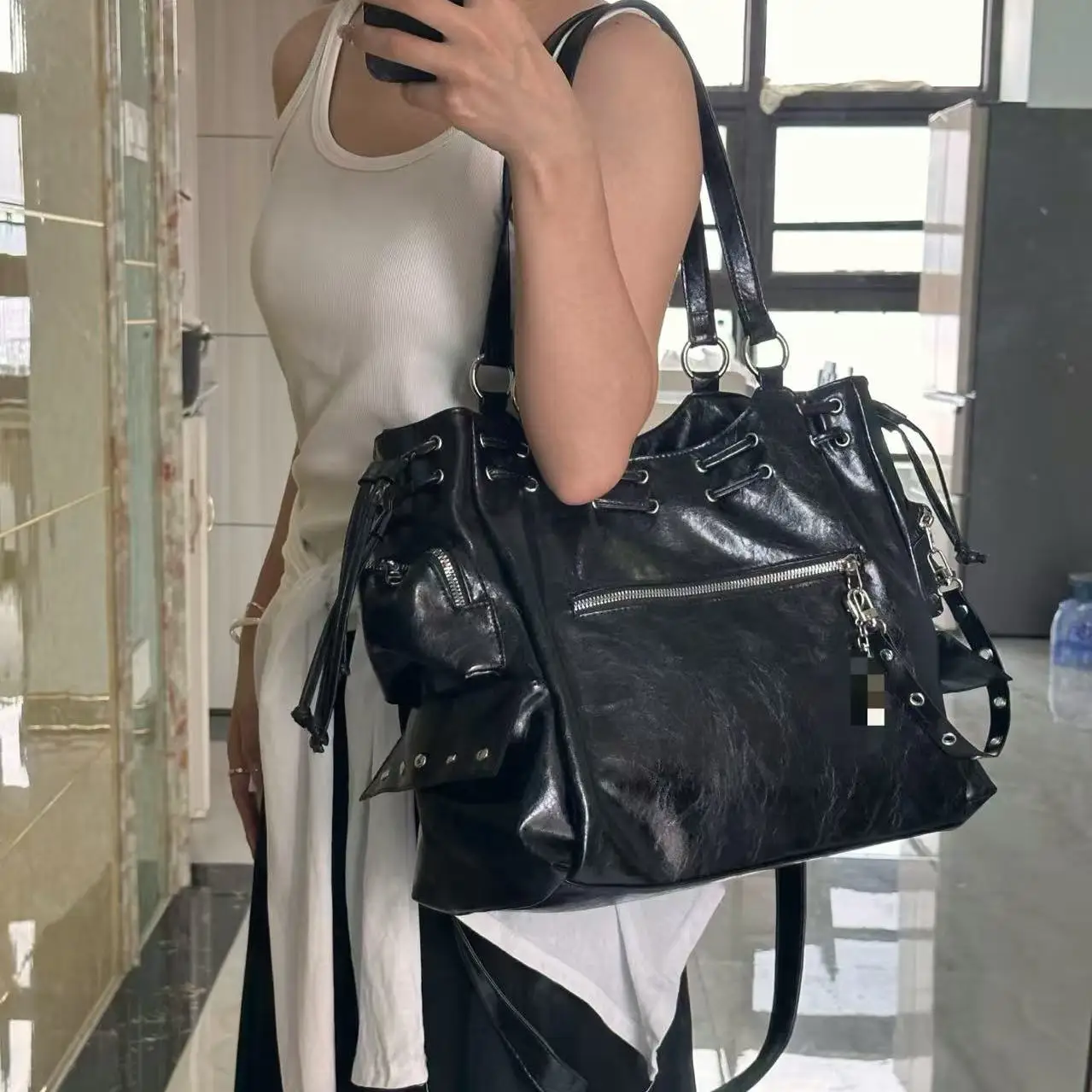 2025 New Bla Cool Y2K Motorcycle Bag Handheld Single oulder Bag Faionable Tote Crossbody Bag for Young Women
2025 New Bla Cool Y2K Motorcycle Bag Handheld Single oulder Bag Faionable Tote Crossbody Bag for Young Women