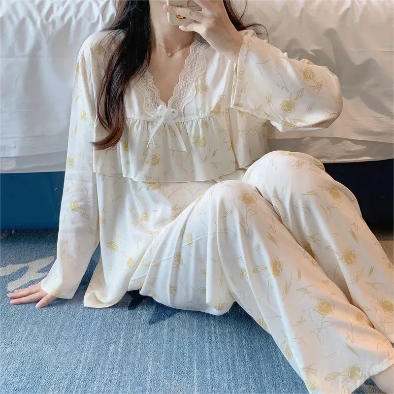 Women's Floral Print Long Sleeve Pajama Set Lace V Neck Loose Loungewear
Women's Floral Print Long Sleeve Pajama Set Lace V Neck Loose Loungewear