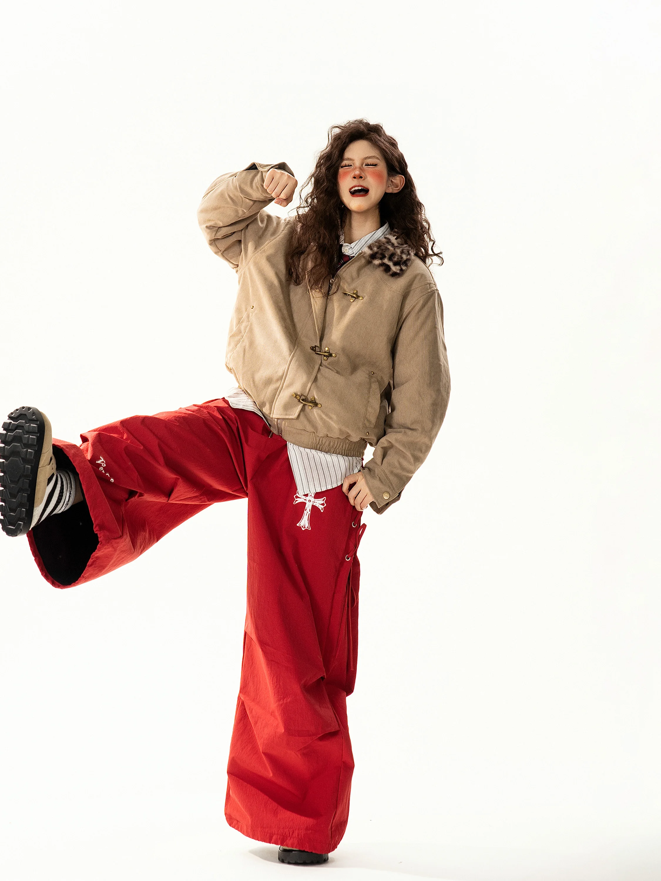 Женская зимняя свободная универсальная хлопковая куртка в ретро-американском стиле с леопардовым принтом и меховым воротником, уличный нейтральный дизайн
Женская зимняя свободная универсальная хлопковая куртка в ретро-американском стиле с леопардовым принтом и меховым воротником, уличный нейтральный дизайн