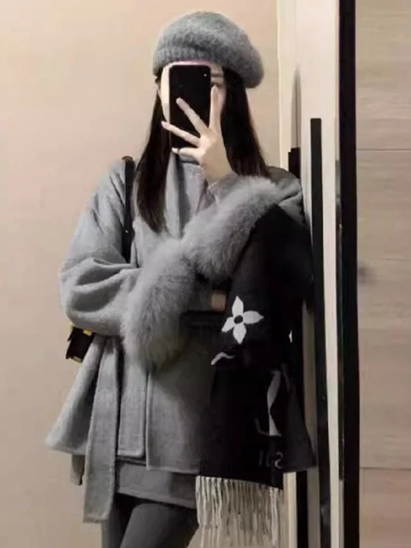 Korean Style Short Woolen Coat Women's Fashionable Fluffy Outerwear Slim Fit Commute Thickened Winter New Arrival
Korean Style Short Woolen Coat Women's Fashionable Fluffy Outerwear Slim Fit Commute Thickened Winter New Arrival