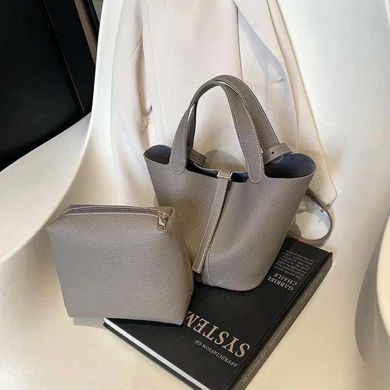 Новая женская сумка-тоут через плечо Letter Two-Piece Set Shoulder 2025: вместительная модель с двумя отделениями
Новая женская сумка-тоут через плечо Letter Two-Piece Set Shoulder 2025: вместительная модель с двумя отделениями