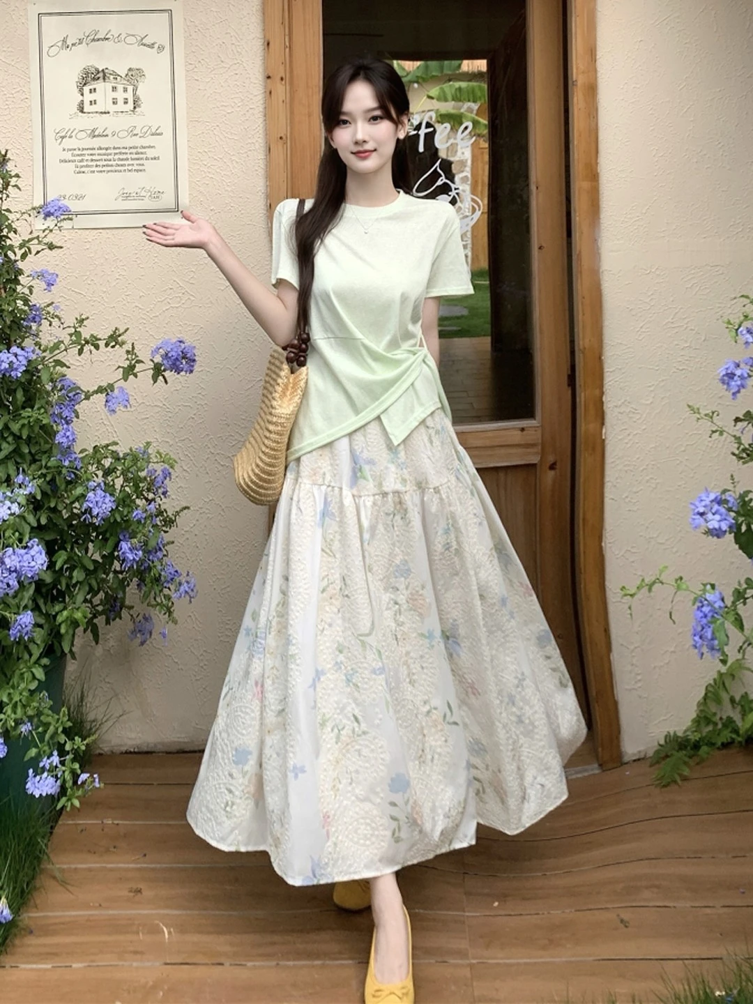 Summer Gentle Wind Set Women's Irregular Short Sleeve T-Shirt Embroidered Floral Halter Neck Dress Two-Piece Suit
Summer Gentle Wind Set Women's Irregular Short Sleeve T-Shirt Embroidered Floral Halter Neck Dress Two-Piece Suit