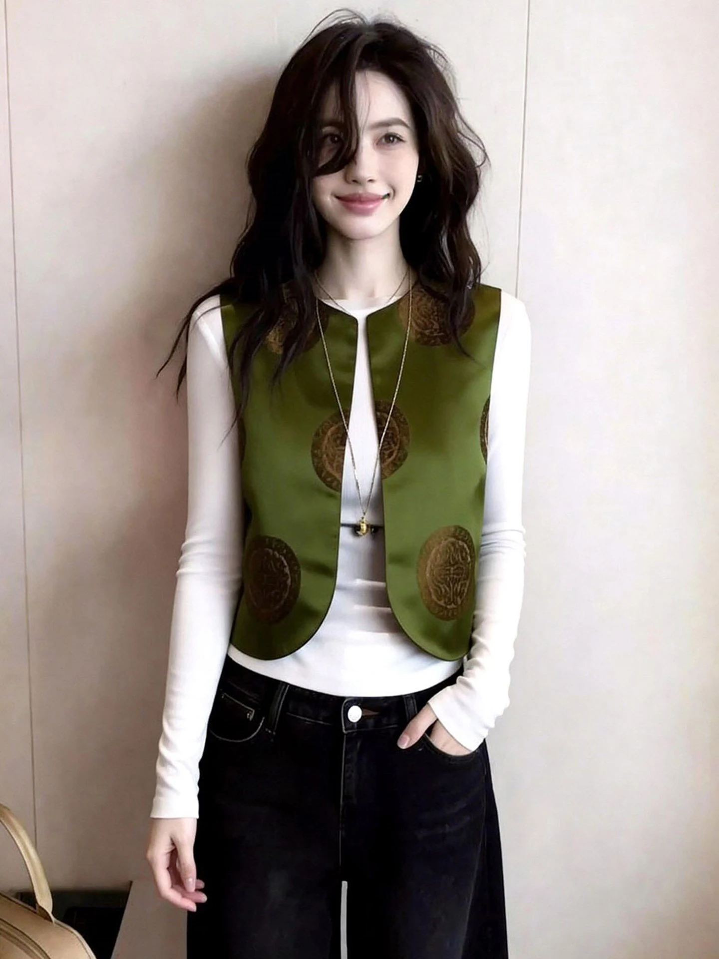 Elegant Floral Embroidery Vest Women's Comfortable Sleeveless Top Spring Fashion Slimming Versatile Outerwear by HuaKaqi
Elegant Floral Embroidery Vest Women's Comfortable Sleeveless Top Spring Fashion Slimming Versatile Outerwear by HuaKaqi