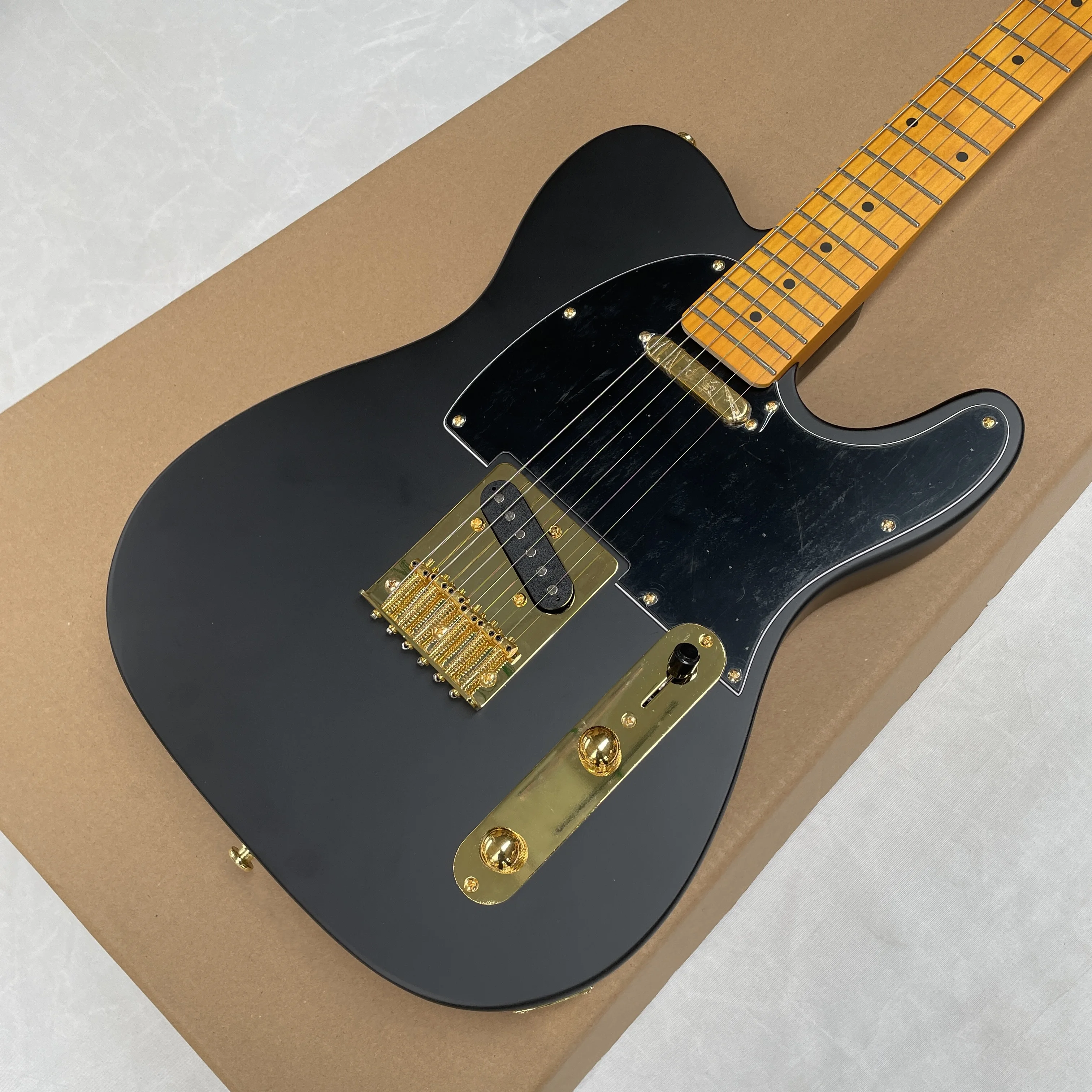 Retro style matte black electricguitar,with a maplefingerboard 3-position switchguitars,suitable for multi-style playingguitarra
Retro style matte black electricguitar,with a maplefingerboard 3-position switchguitars,suitable for multi-style playingguitarra