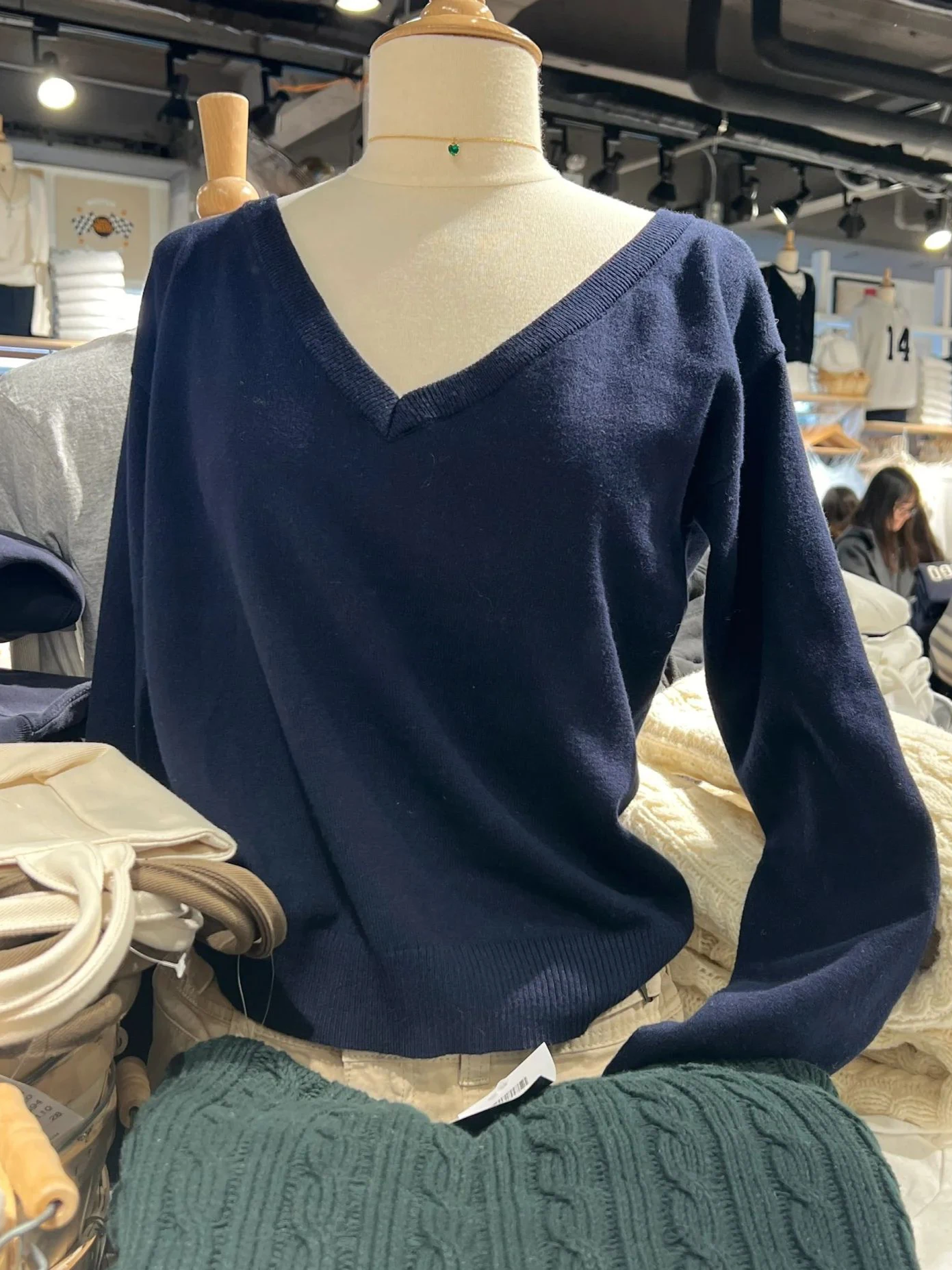 Vintage Navy Sweater Woman Autumn V-neck Long Sleeve Cotton Pullover Solid Simple Streetwear Preppy Style Sweaters Y2k Jumpers
Vintage Navy Sweater Woman Autumn V-neck Long Sleeve Cotton Pullover Solid Simple Streetwear Preppy Style Sweaters Y2k Jumpers